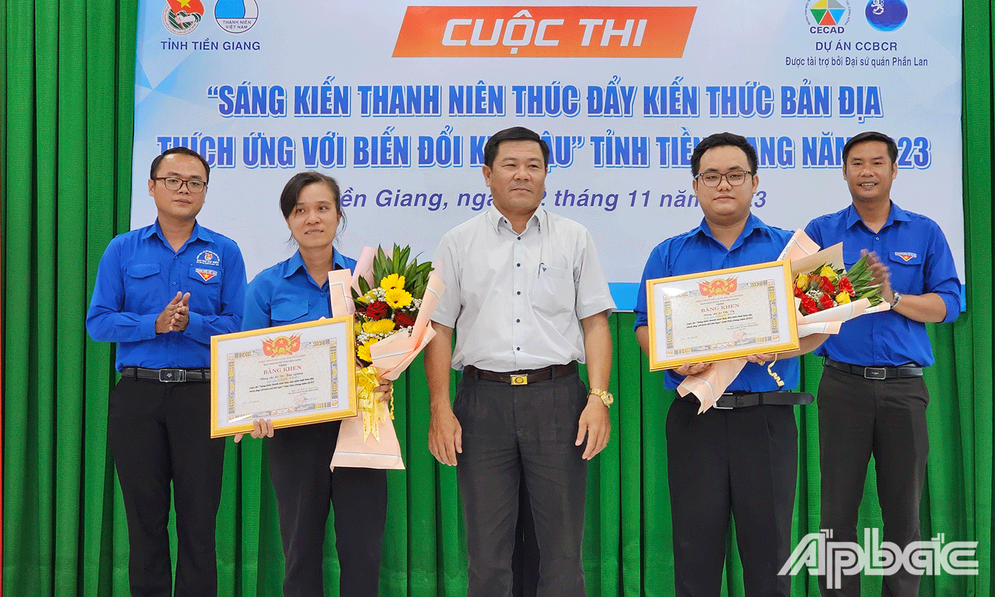 Ban tổ chức Cuộc thi trao giải Khuyến khích cho 2 thanh niên