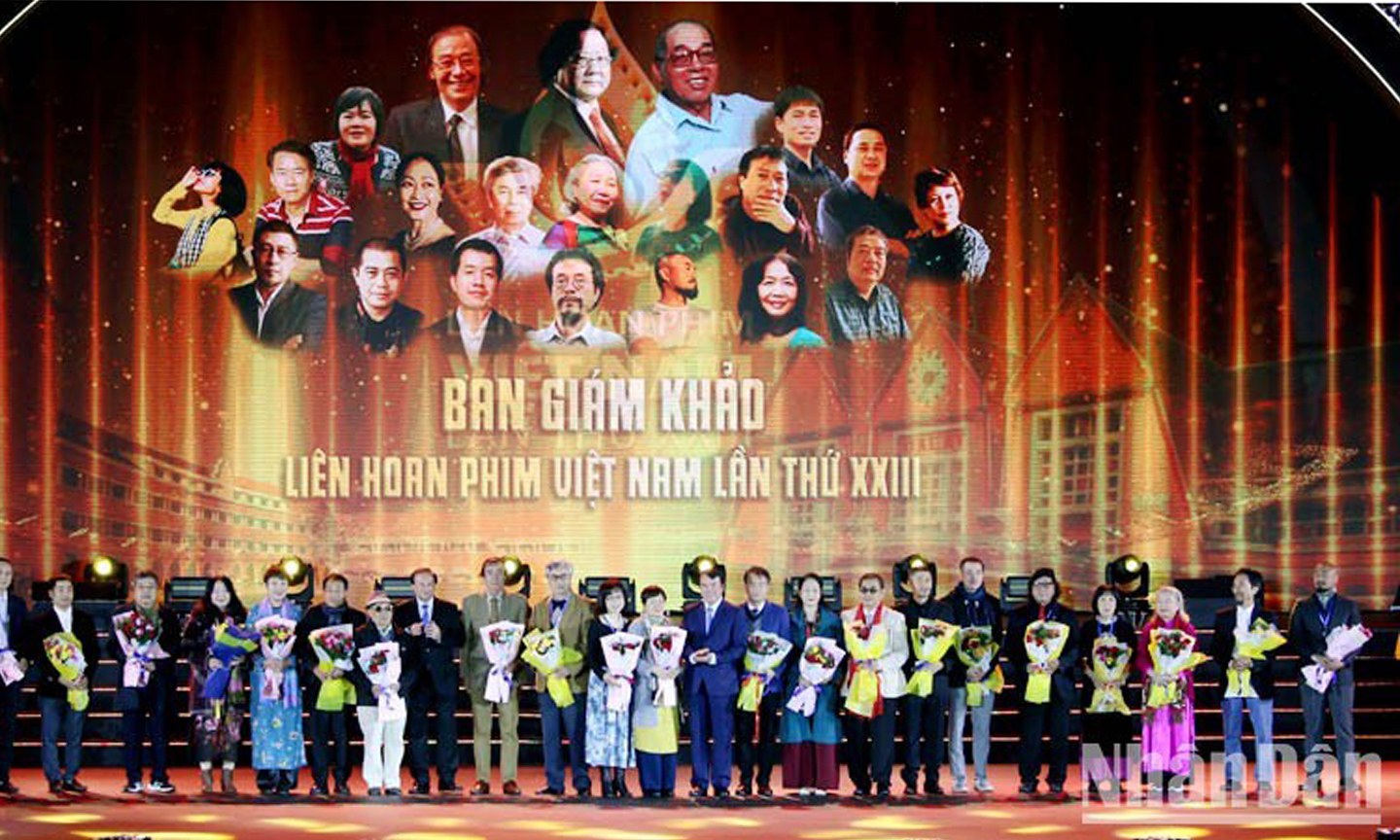 Jury members of the 23rd Vietnam Film Festival receive flowers from the organising board at the opening ceremony.