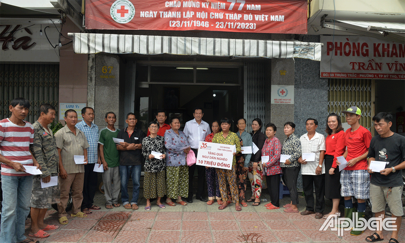 Ngân hàng Nông nghiệp và Phát triển nông thôn chi nhánh Tiền Giang trao tặng 20 phần quà cho người nghèo trên địa bàn TP. Mỹ Tho.