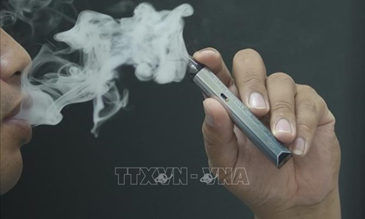 A 2022 survey on tobacco use among students aged 13-15 shows an increase in electronic cigarette use to 3.5% as compared with 2.6% in 2019. (Photo: VNA).