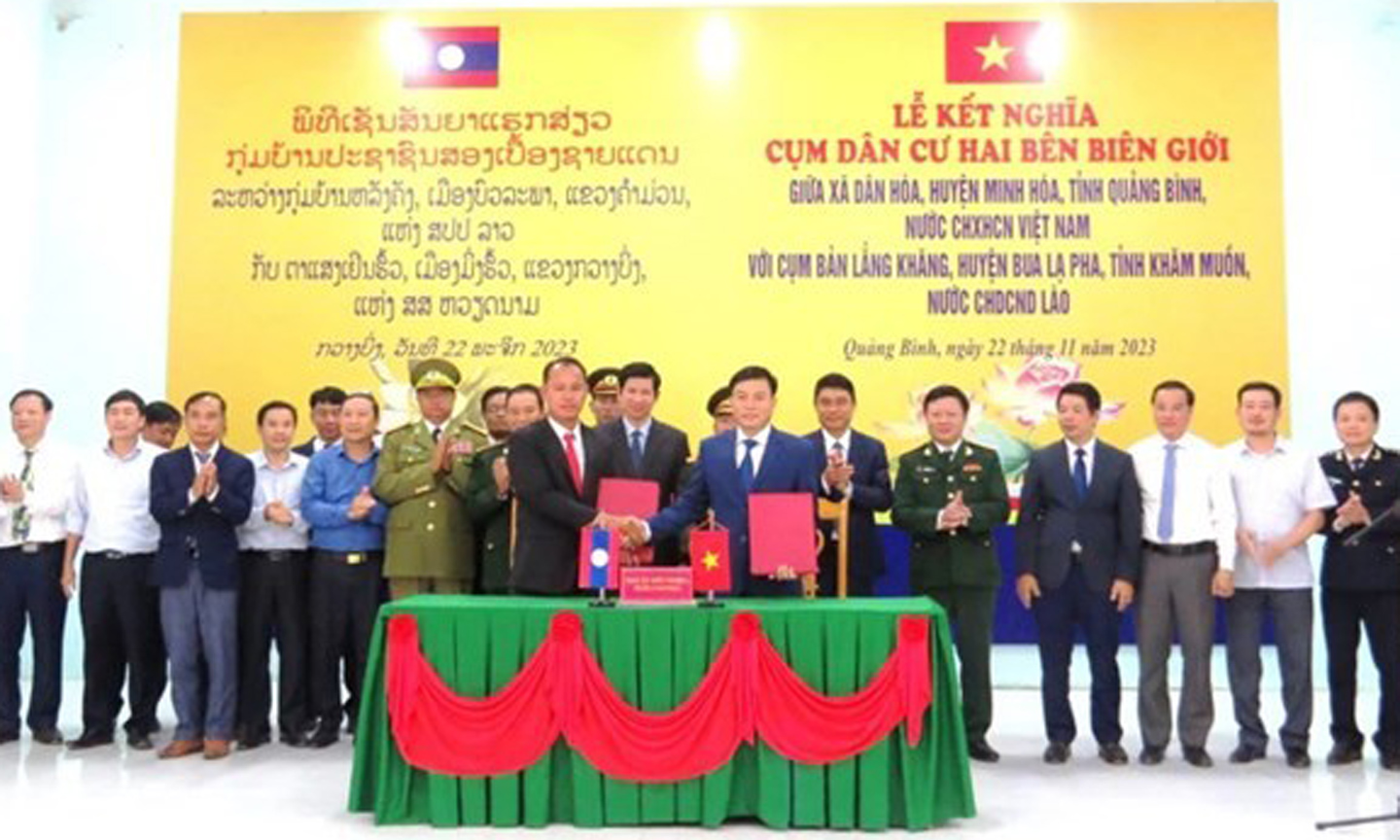 Representatives of Dan Hoa commune and Langkhang hamlet cluster sign a document to set up their twinning ties (Photo: VNA).