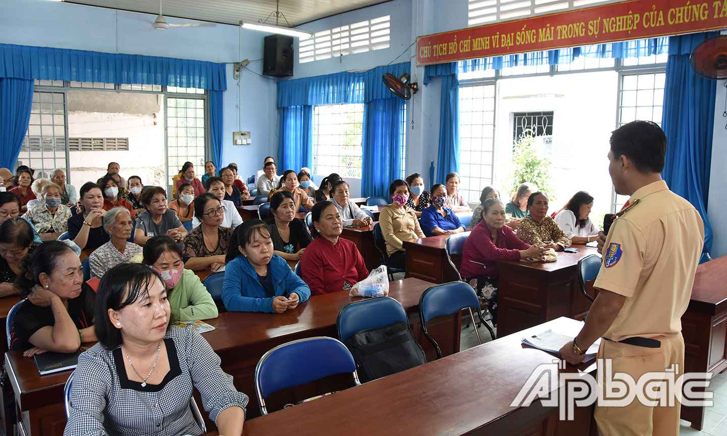 Cán bộ tham gia hội nghị.