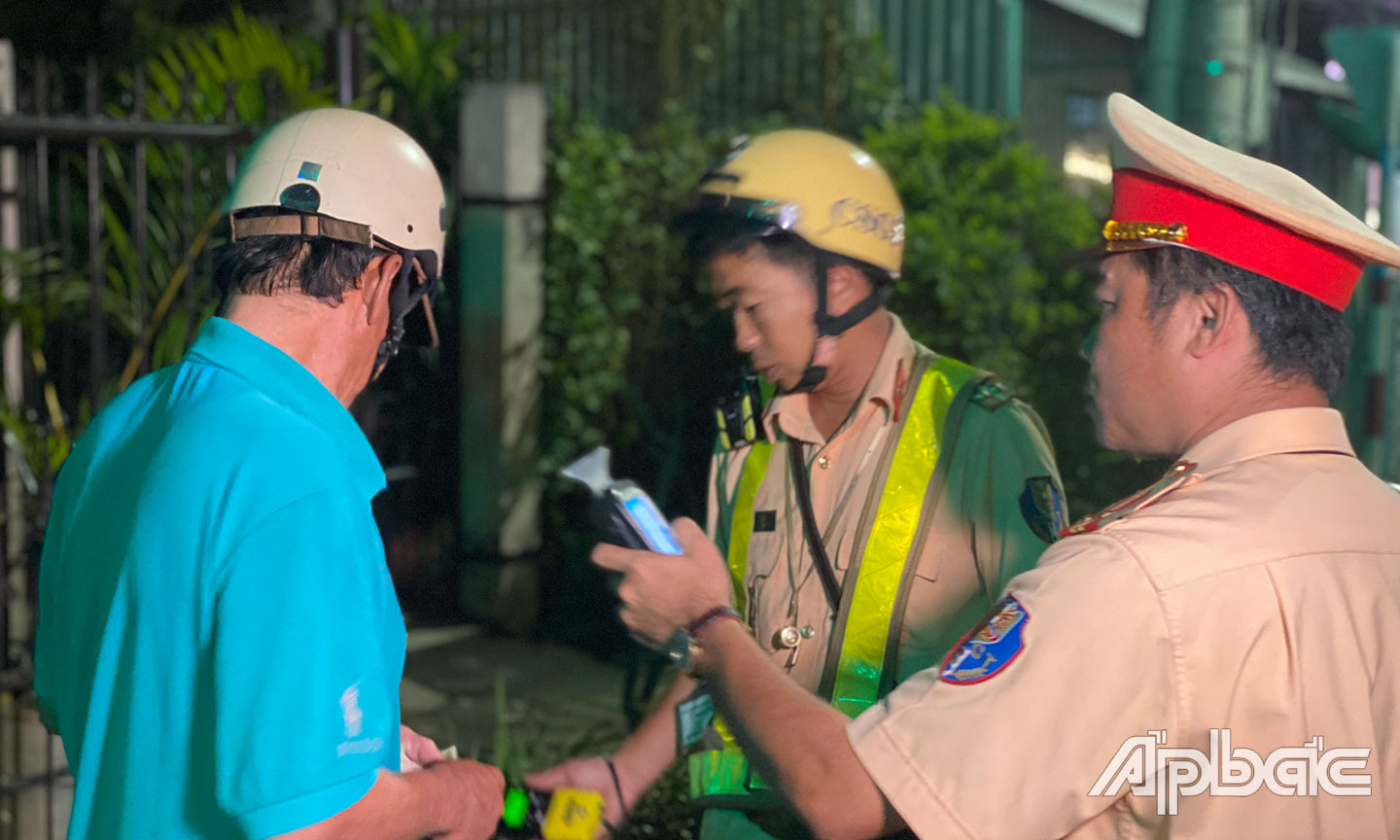 Một số trường hợp tránh né không chịu thổi nồng độ cồn và ký biên bản.