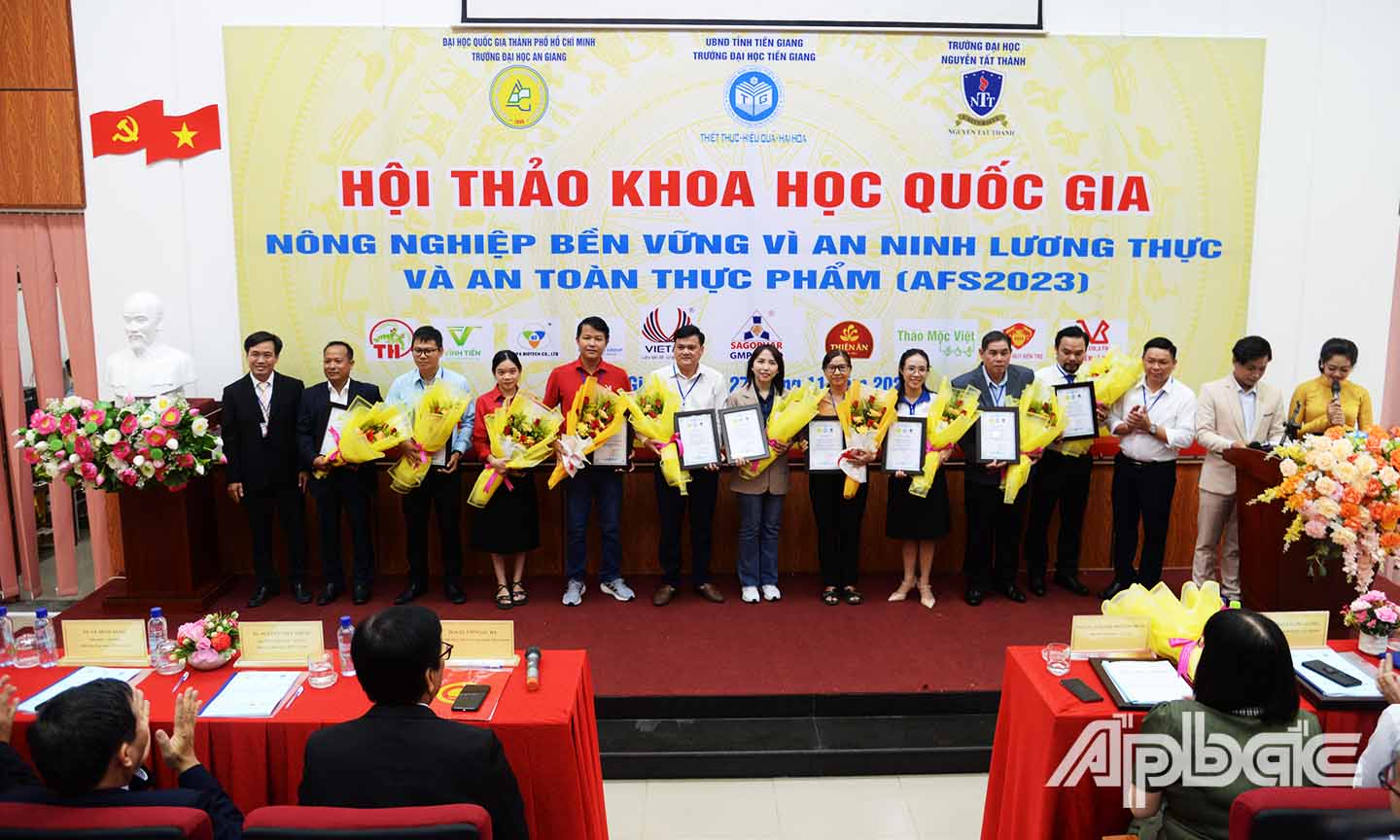 Ban Tổ chức Hội thảo tặng hoa cảm ơn các đơn vị và nhà khoa học hỗ trợ giải.