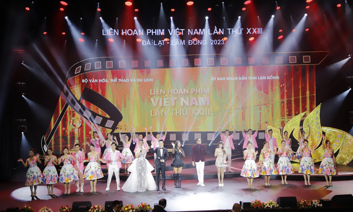 At the awards ceremony (Photo: toquoc.vn).