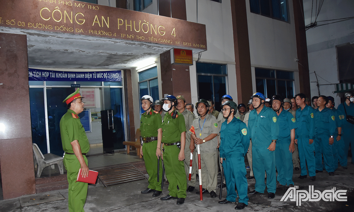 Các lực lượng của phường 4, TP. Mỹ Tho ra quân tấn công tội phạm.
