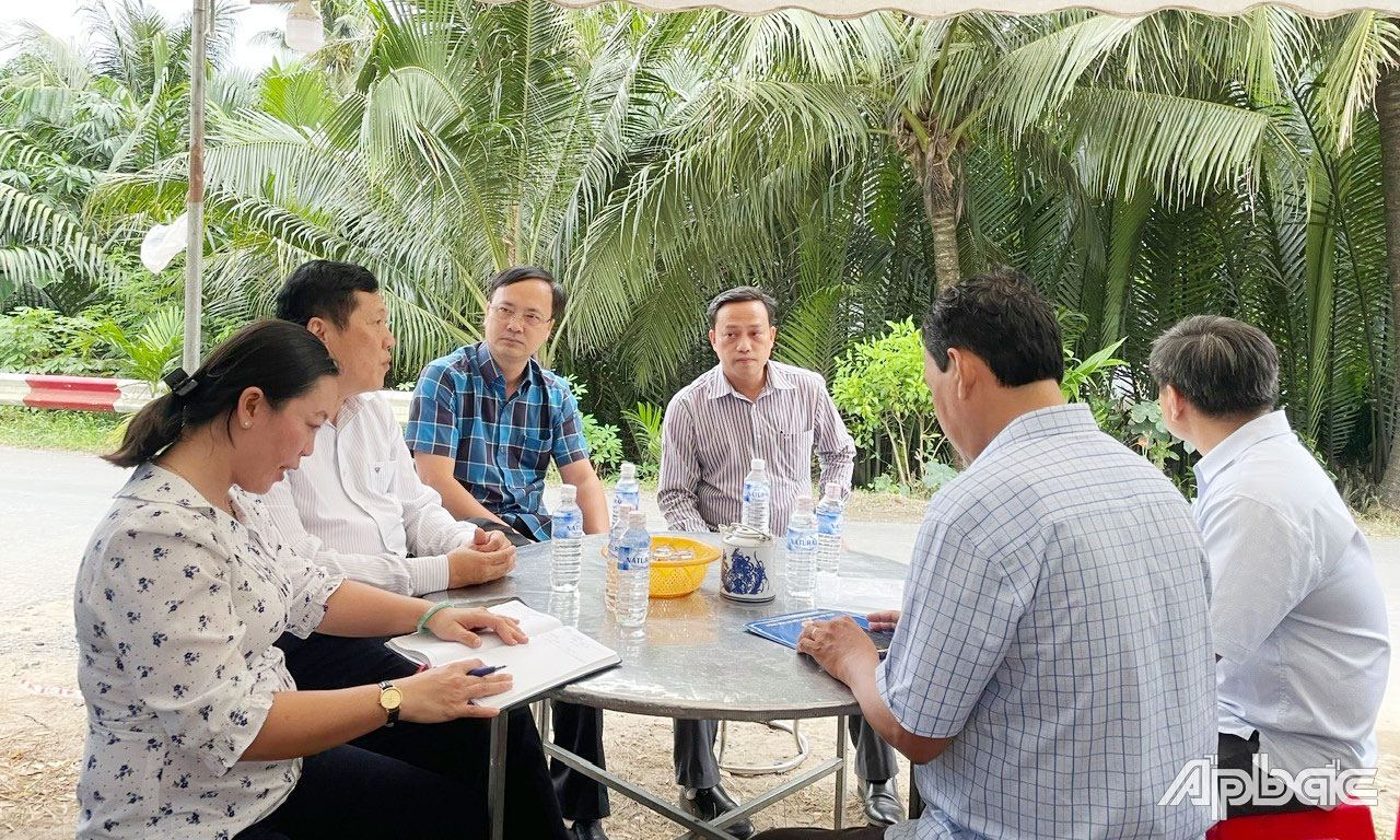 Tiến sĩ Phan Quang Minh,  Phó Cục trưởng Cục Thú y - Bộ NN&PTNT (thứ 3 từ trái sang) kiểm tra công tác phòng, chống DTHCP tại xã Xuân Đông.