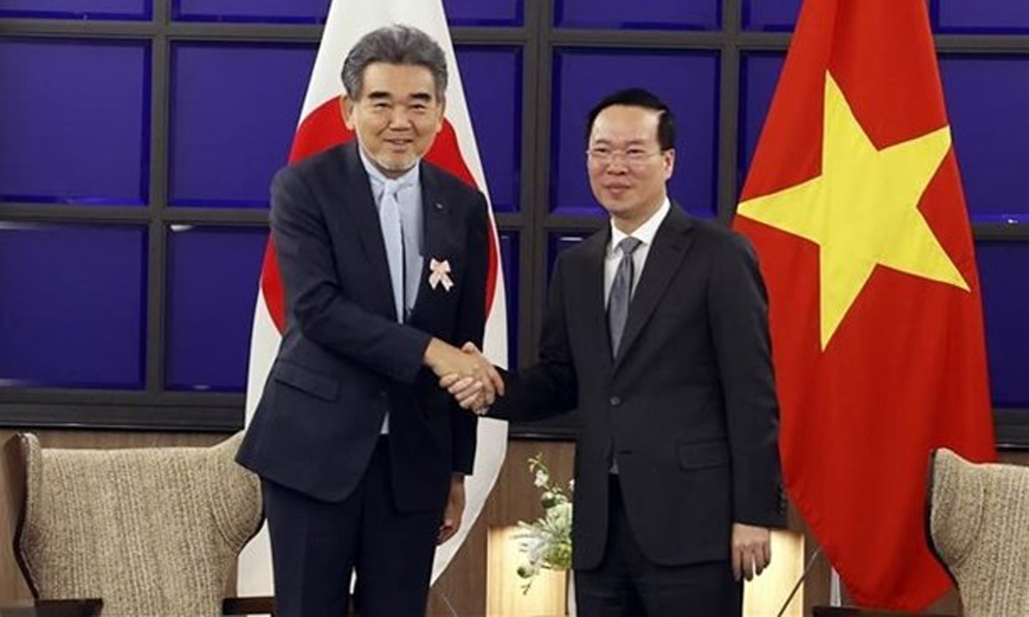 President Vo Van Thuong (R) receives Prof. Ochi Mitsuo, President of Hiroshima University and member of the Japan - Vietnam specialists’ association in Fukuoka city on November 30. (Photo: VNA).