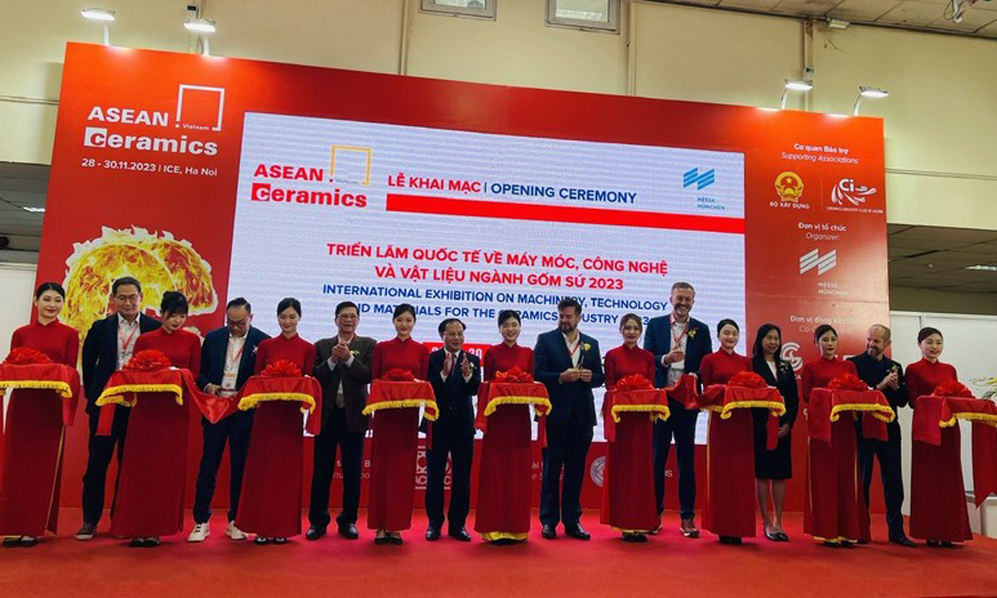 ABO/NDO- The ASEAN Ceramics Expo 2023, Southeast Asia’s leading international exhibition of machinery, technology, and materials for manufacturing white-ware, heavy clay and advanced ceramics, is underway in Hanoi.