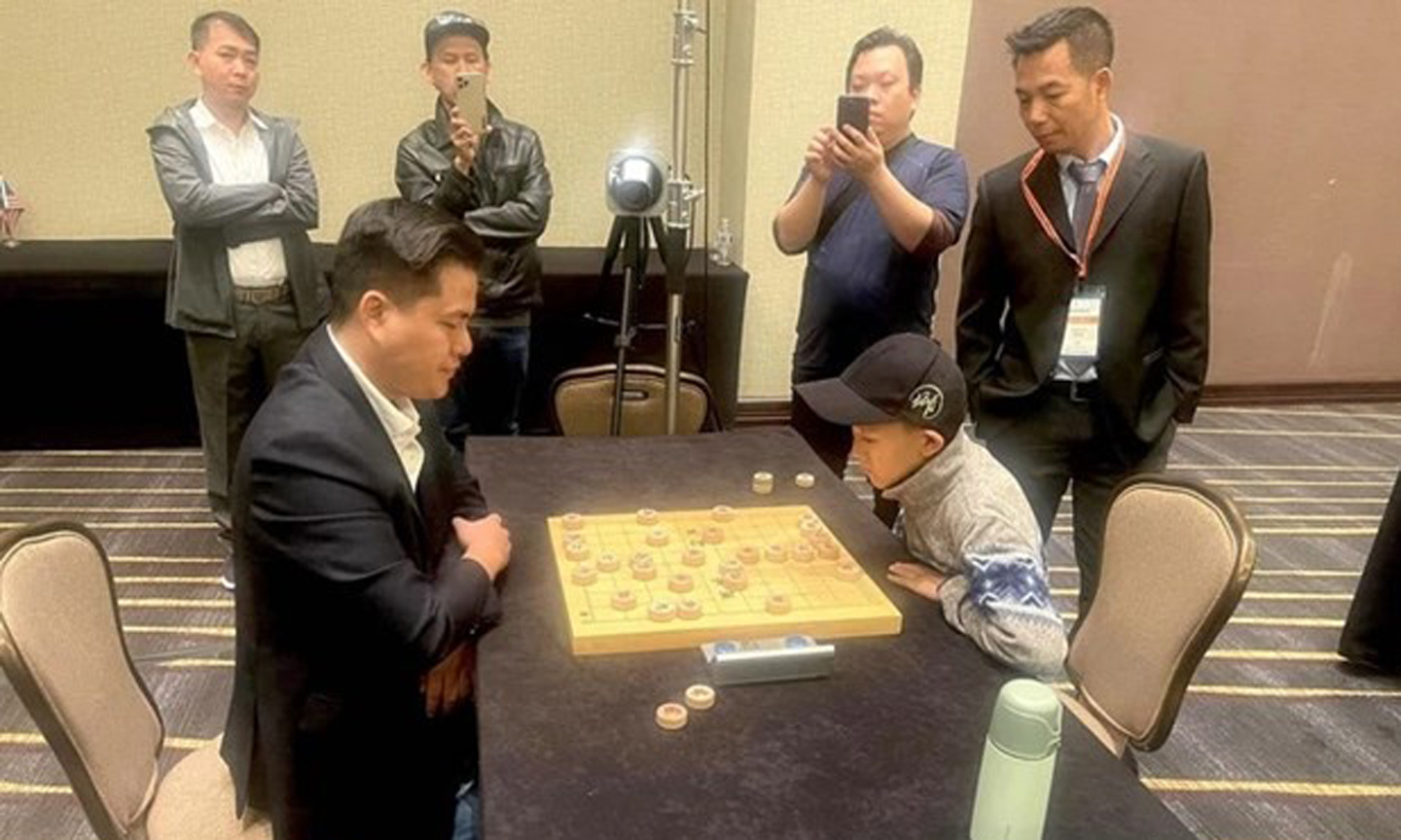 Lai Ly Huynh (left) competes against Yuan Weihao of China (Photo: qdnd.vn).