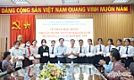 Trao 11 suất học bổng cho học sinh có hoàn cảnh khó khăn học tốt