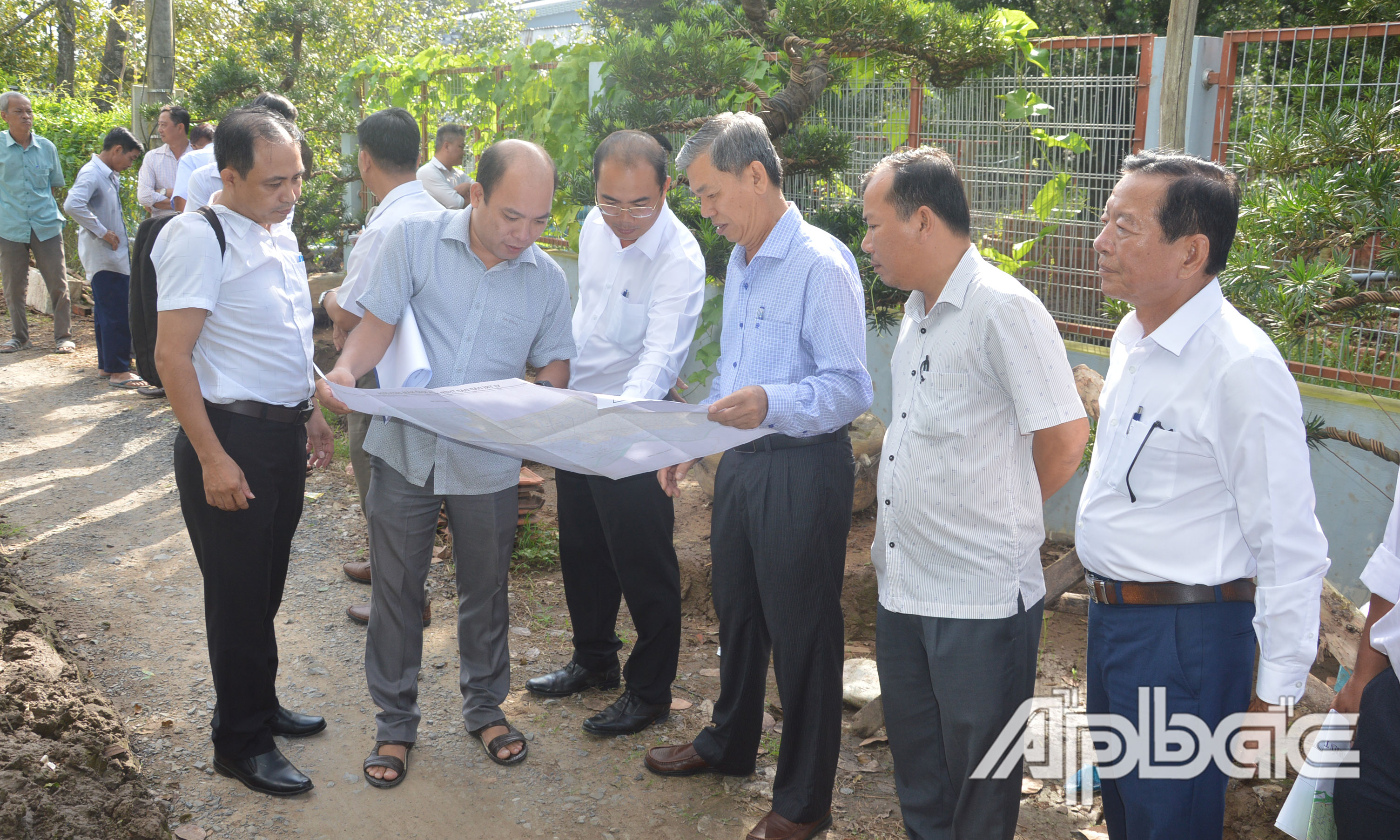 Lãnh đạo Sở NN&PTNT khảo sát vị trí đắp 3 đập thép trên địa bàn huyện Cai Lậy để ngăn mặn, bảo vệ vùng chuyên canh cây ăn trái.