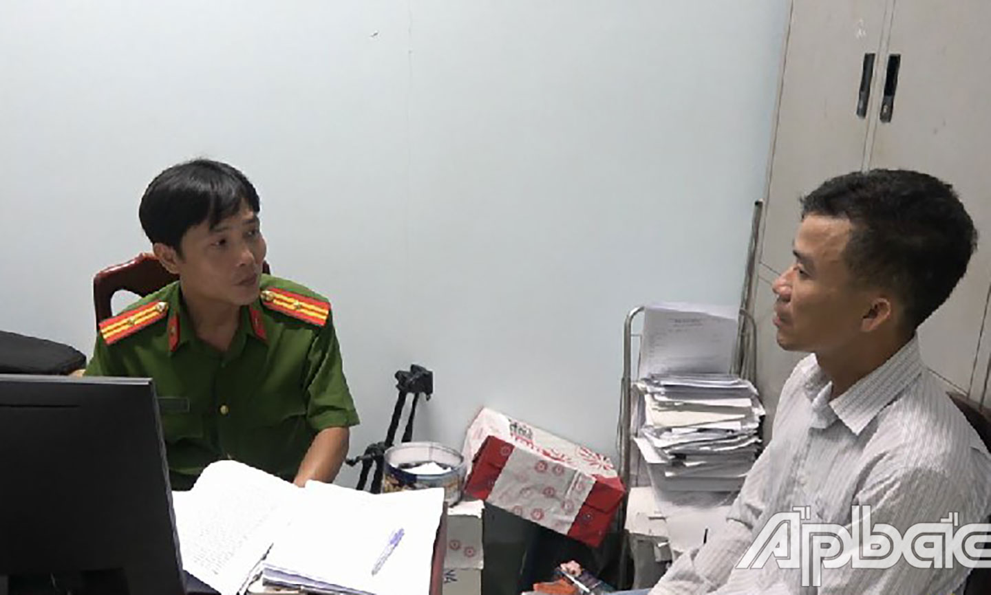 Công an thành phố Mỹ Tho điều tra đối tượng Trần Văn Dũng. Ảnh: Thanh Việt