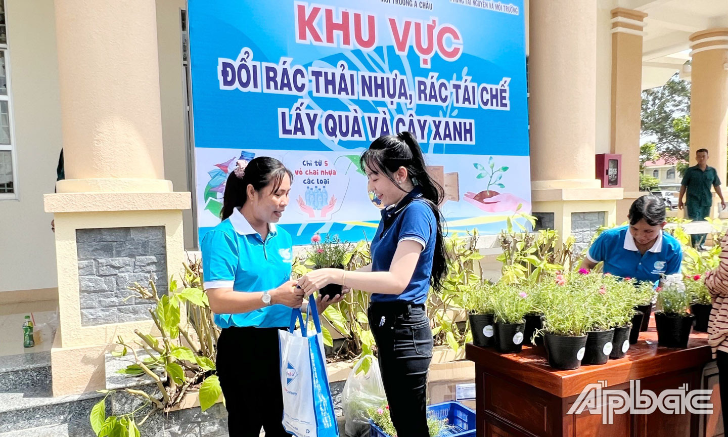 Mô hình “Đổi rác thải nhựa nhận quà và cây xanh”.