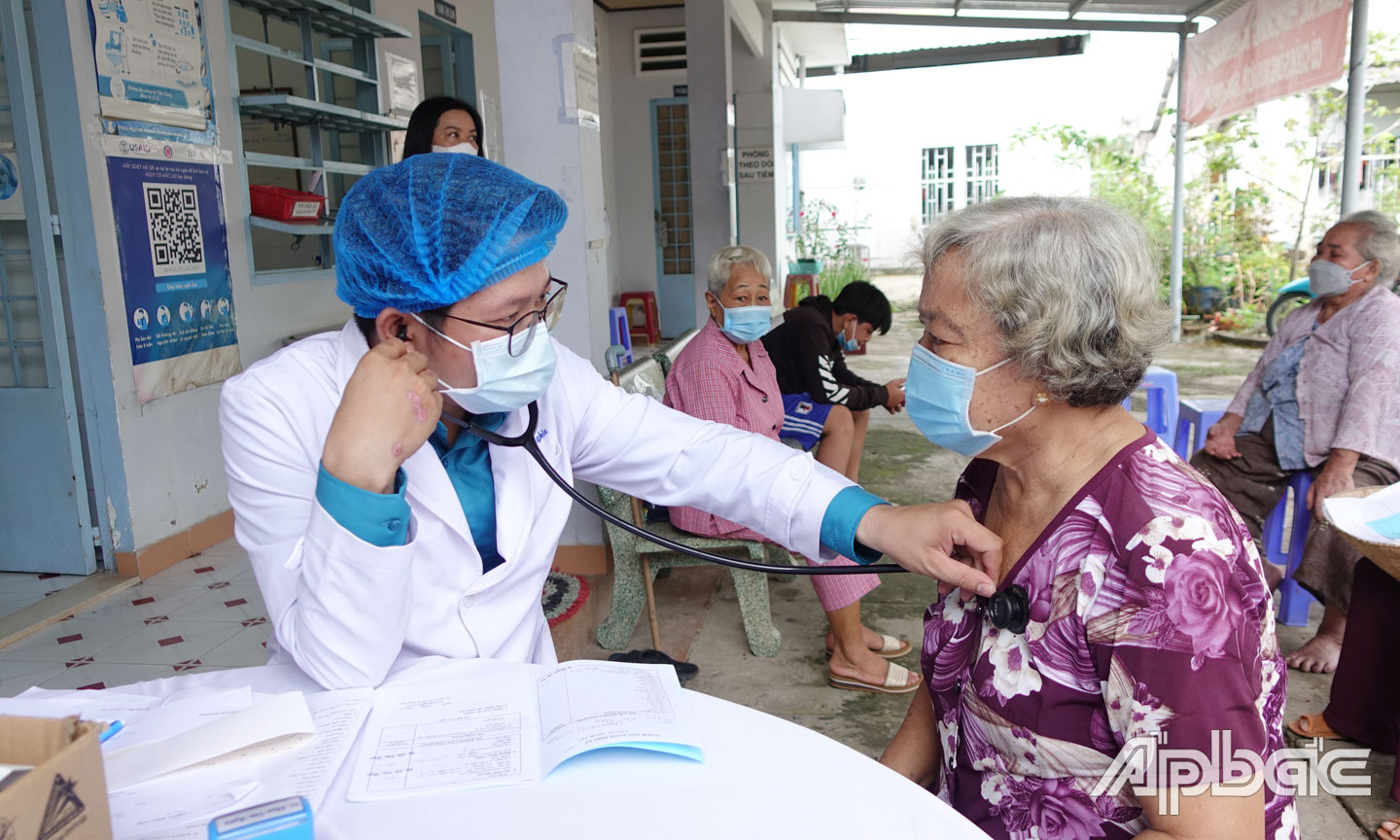 Trung tâm Y tế huyện Cai Lậy tổ chức khám, tư vấn sức khỏe cho người cao tuổi tại xã Phú An. Ảnh: QUẾ NGÂN