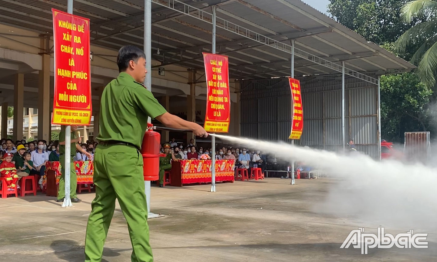 Tập huấn kỹ năng chữa cháy cho người dân.