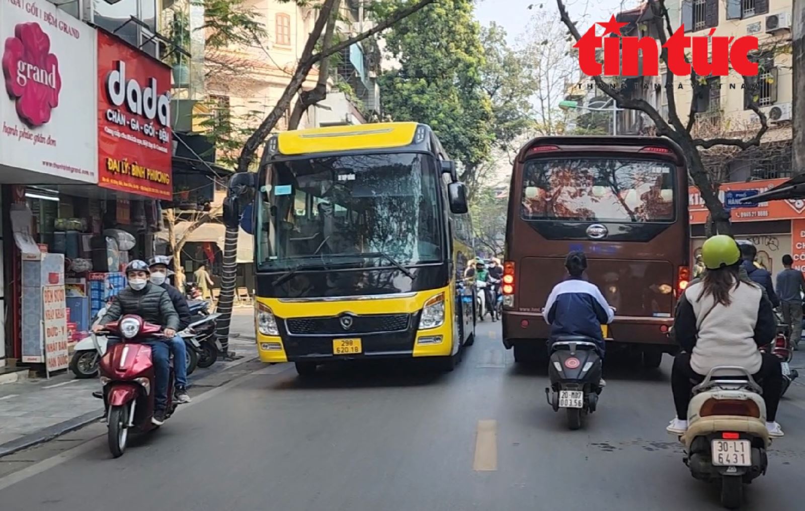 Giao thông trên phố Hàng Điếu (quận Hoàn Kiếm) vốn đã khó khăn do chật hẹp, nhưng tình trạng cả đoàn xe hợp đồng cồng kềnh chạy ngược chiều nhau vẫn ngang nhiên diễn ra gây ùn tắc.