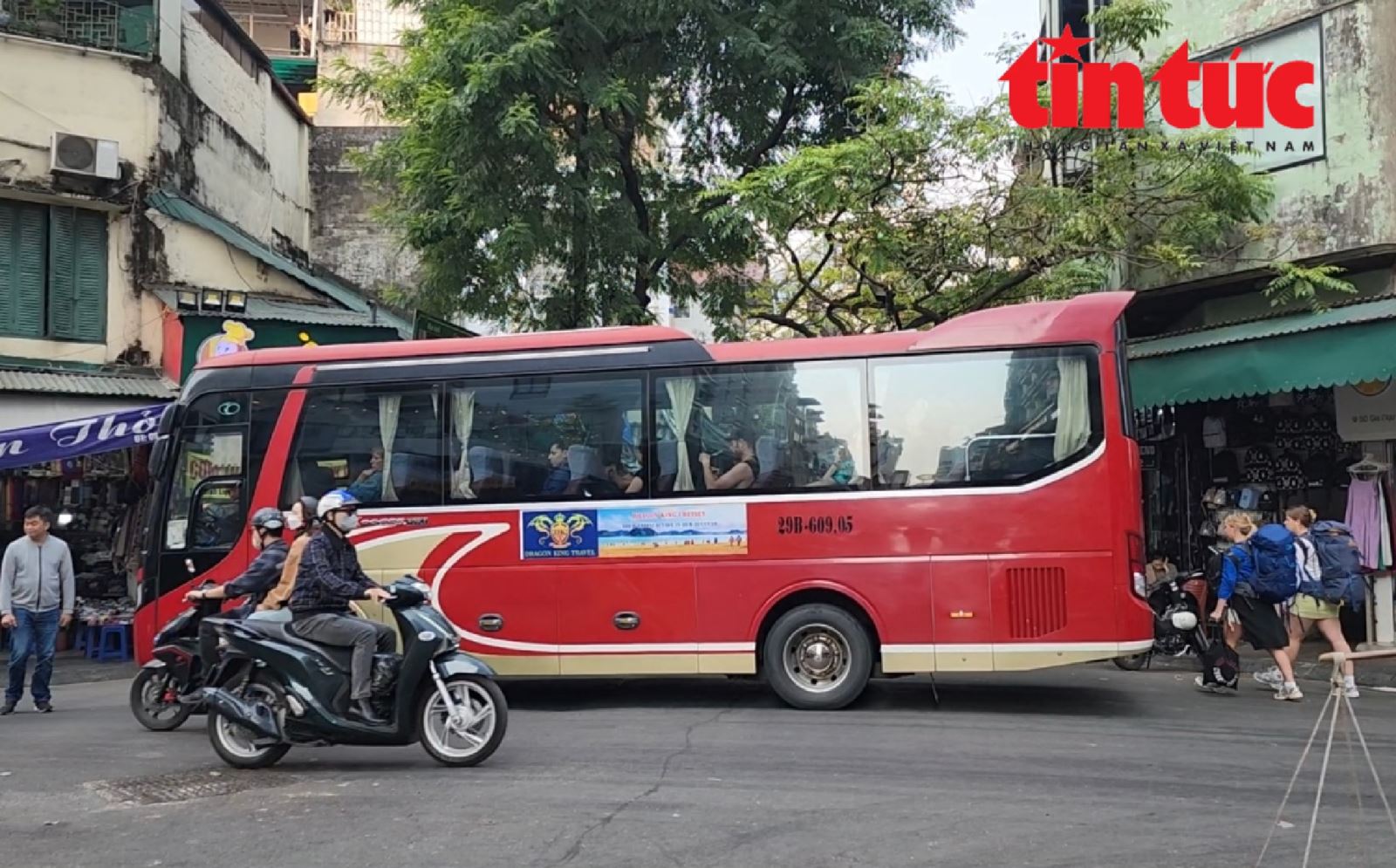 Một chiếc xe hợp đồng 36 chỗ dừng đỗ, bịt kín luôn phố Gia Ngư (quận Hoàn Kiếm) để đón khách du lịch. 