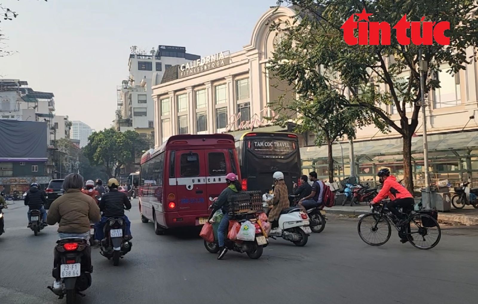 Vòng xuyến giao thông ngã sáu trước cổng chợ Hàng Da đang dần trở thành điểm tập kết của các loại xe hợp đồng.