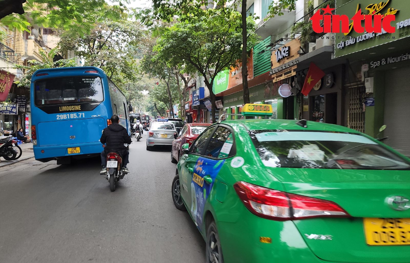 Tuyến phố Cầu Gỗ cắt ngang phố Đinh Liệt cũng trong cảnh tương tự, bị cả đoàn xe quần thảo.