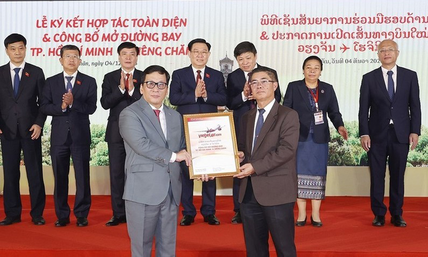 ABO/NDO- National Assembly (NA) Chairman Vuong Dinh Hue witnessed the signing of a cooperation agreement between Vietjet Air of Vietnam and Lao Airlines, and the announcement of a new air route linking Vientiane and Ho Chi Minh City of Vietnam at Wattay International Airport in the capital city of Laos on December 4.