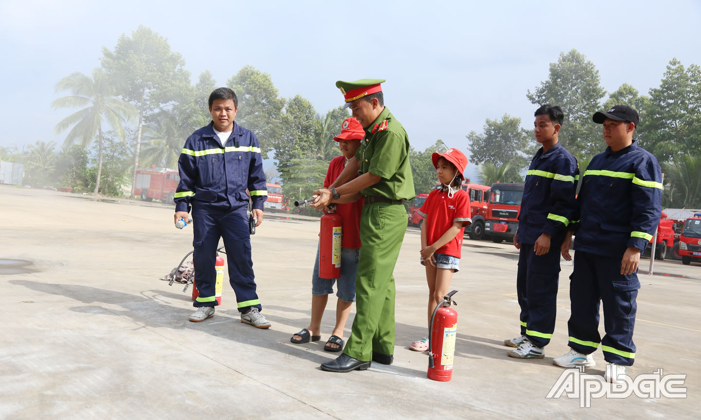  Phòng Cảnh sát PCCC&CNCH, Công an tỉnh Tiền Giang  tuyên truyền,  trải nghiệm,  thực hành  chữa cháy và CNCH cho  giáo viên,  học sinh,  sinh viên và người dân.