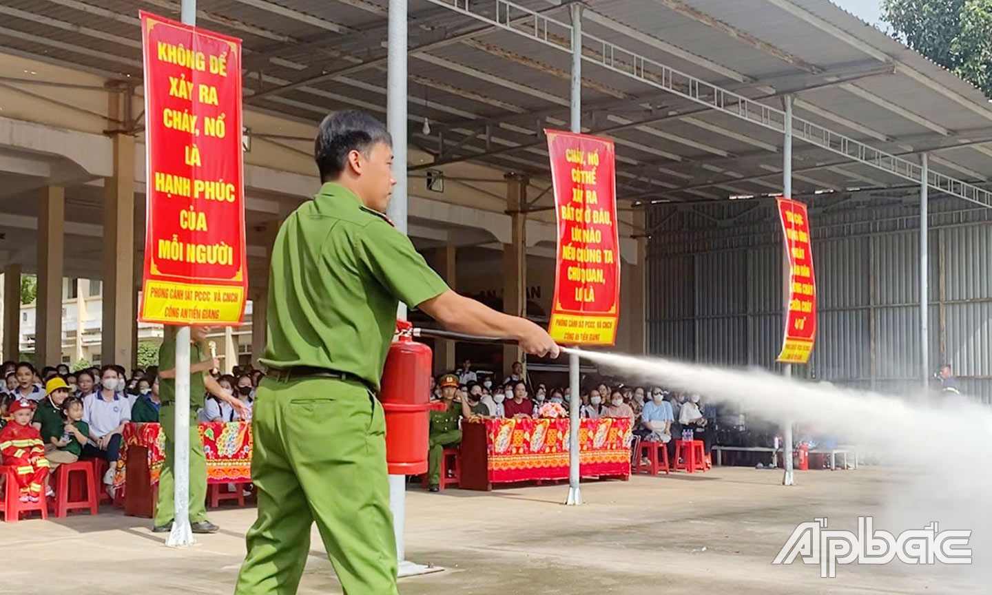 Tập huấn kỹ năng PCCC cho người dân.