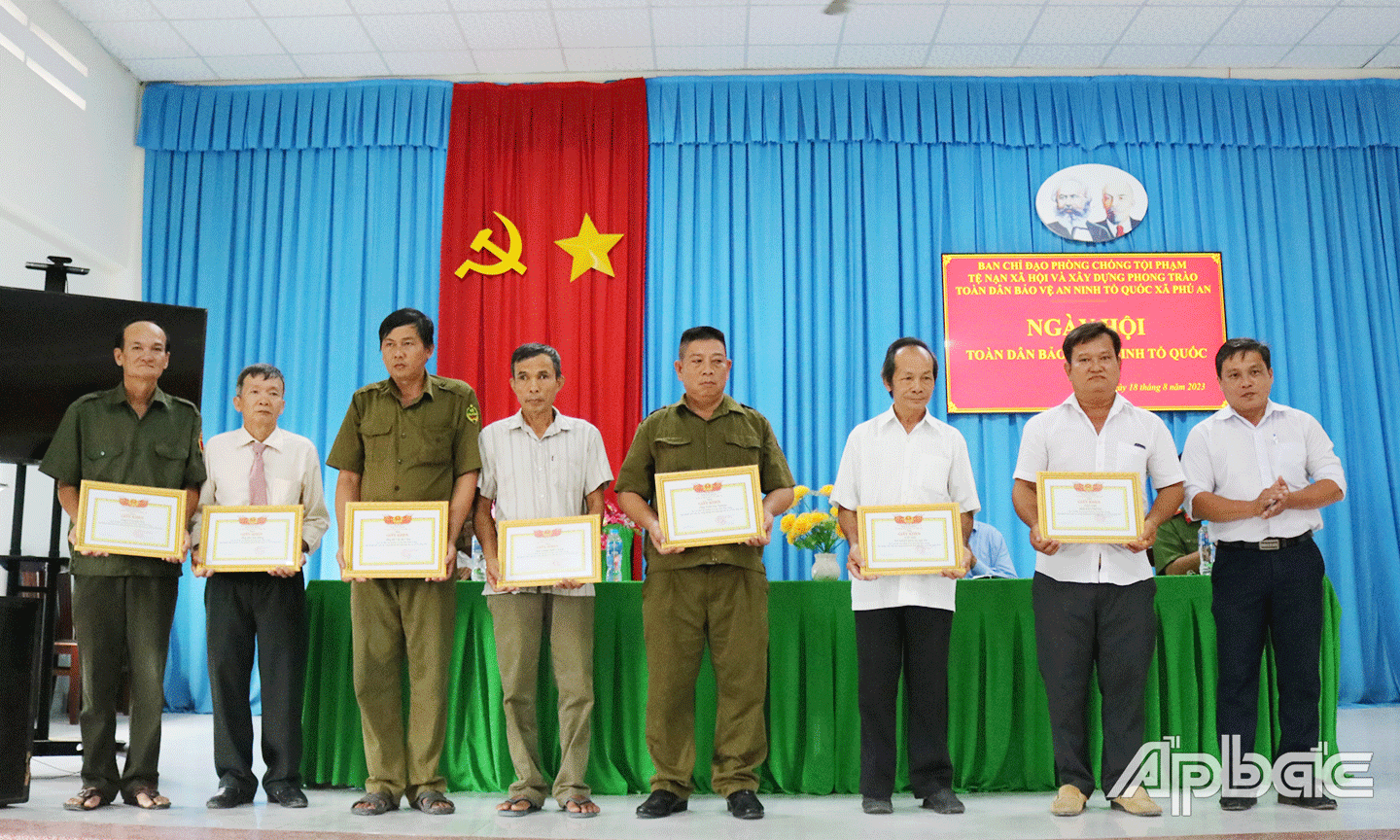 Khen thưởng các tập thể, cá nhân điển hình trong phong trào “Toàn dân BVANTQ” tại xã Phú An.