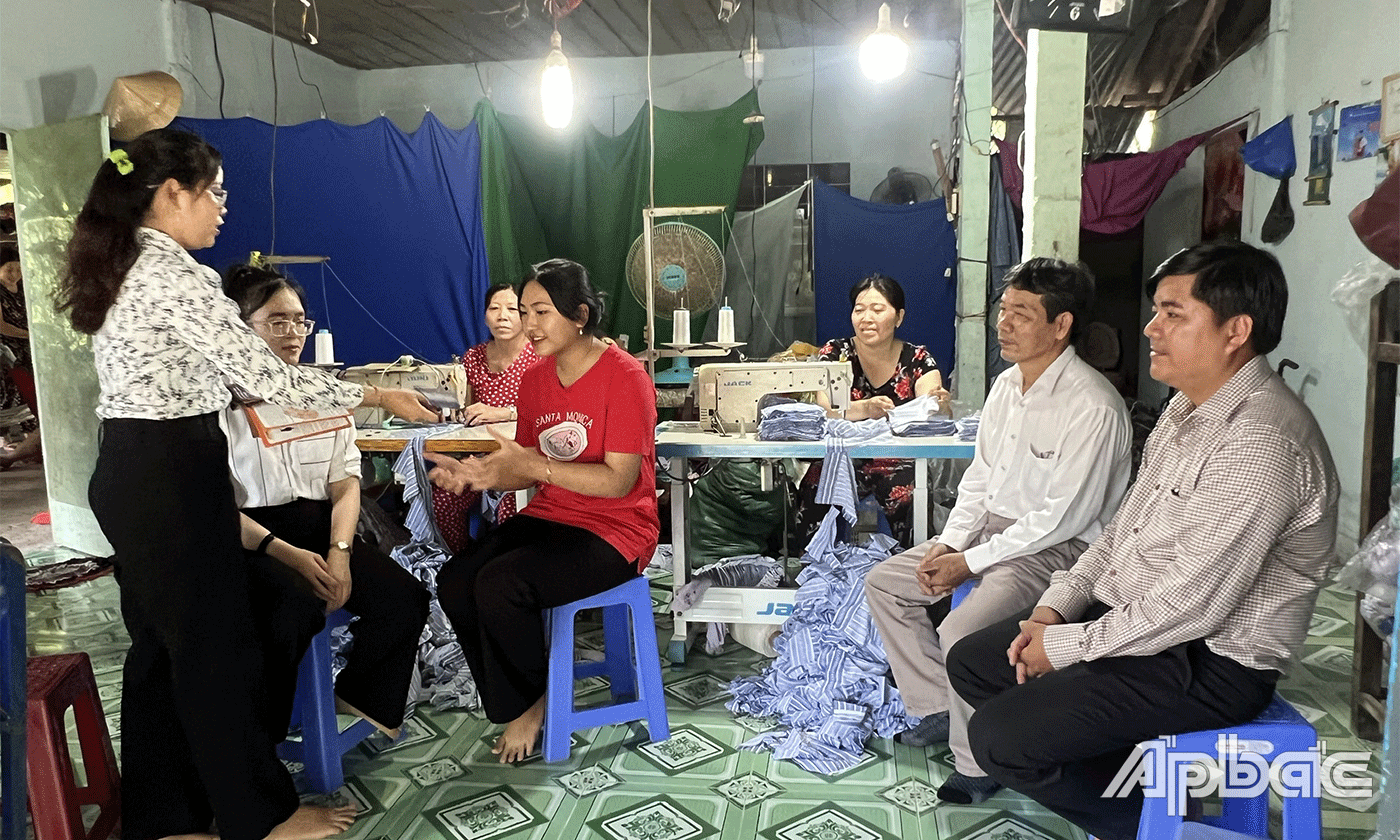 Ban Chủ nhiệm Địa chỉ tin cẫy cộng đồng thường xuyên tư vấn, tuyên truyền Luật bình đẳng giới đến người dân