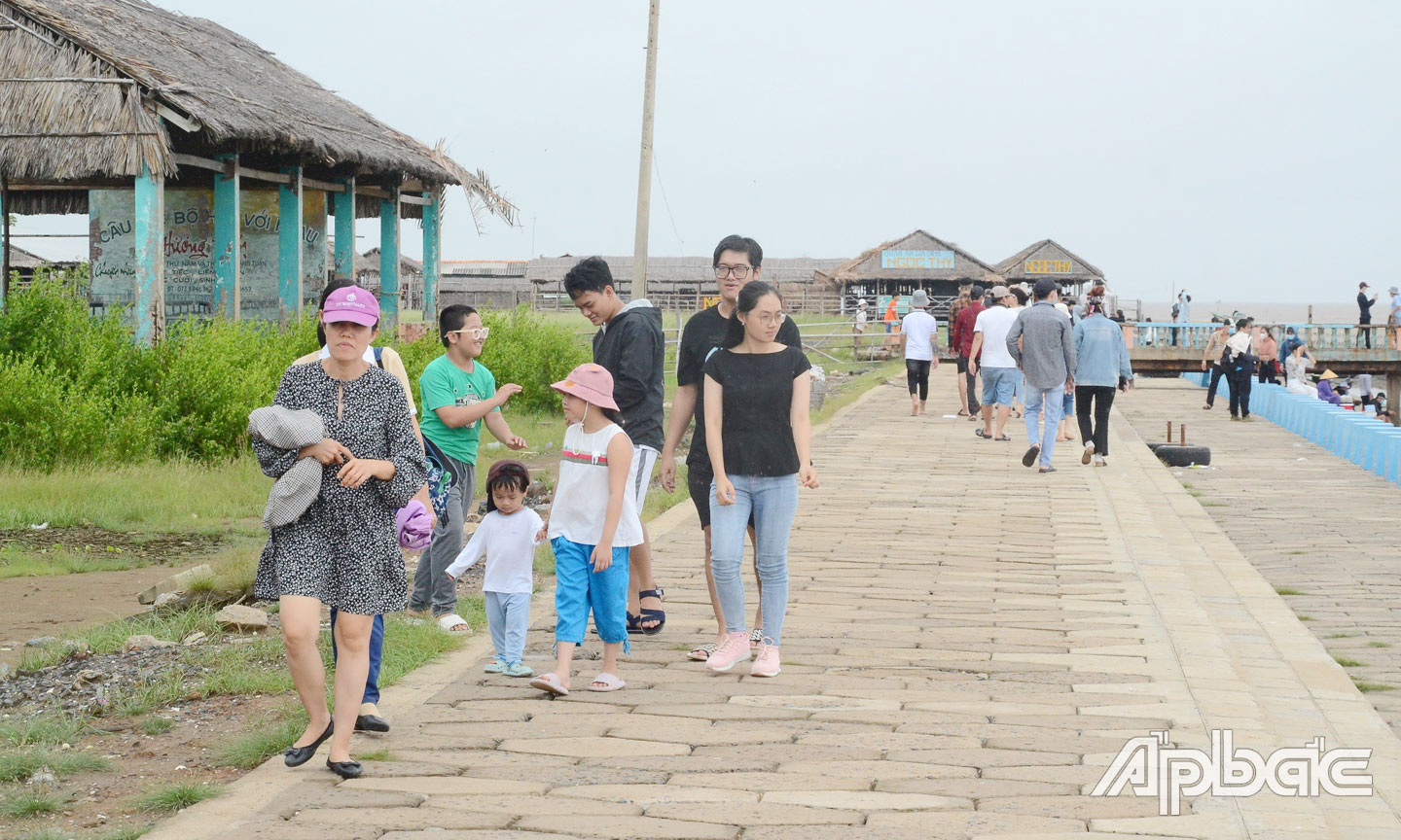 Du khách tham quan biển Tân Thành.