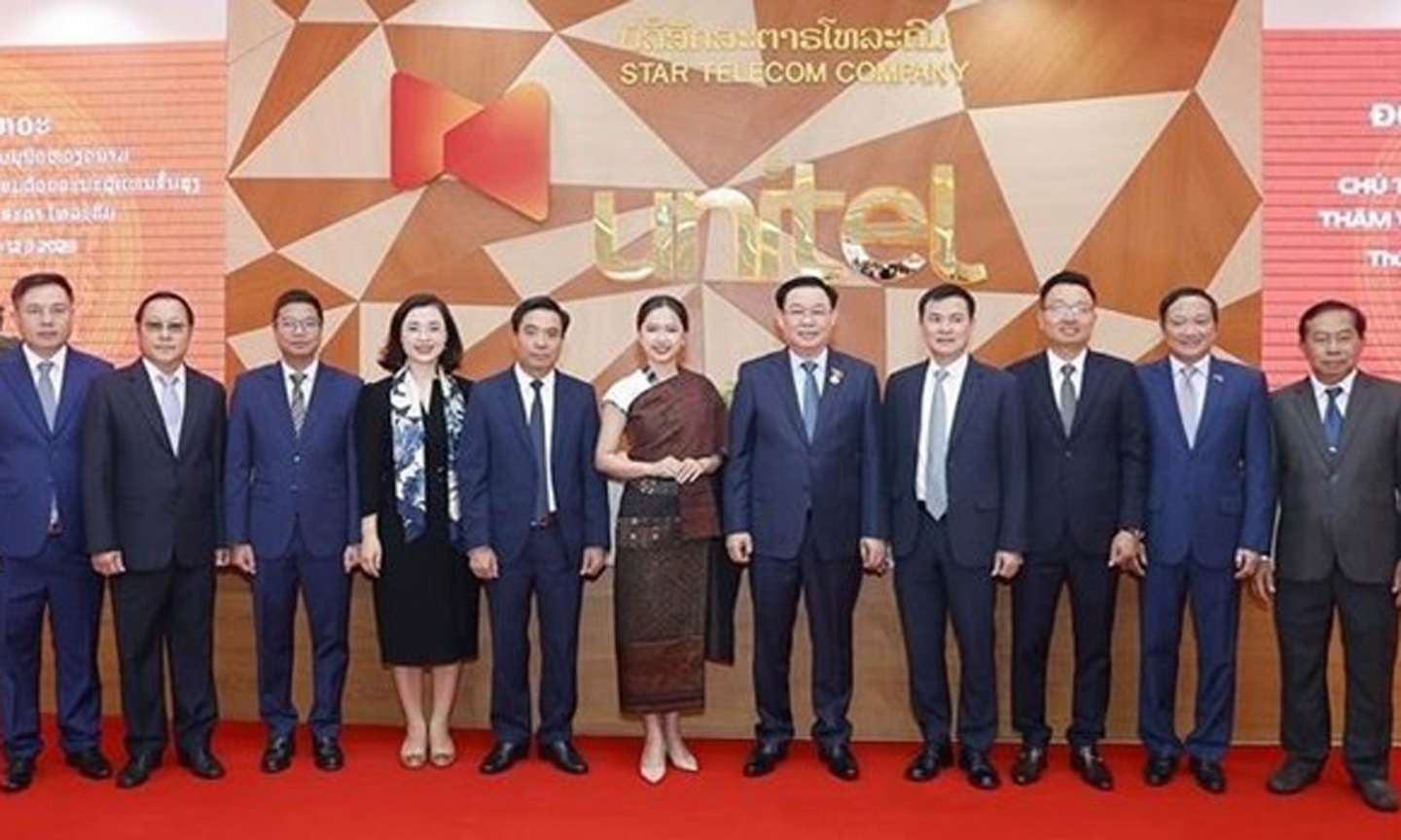 National Assembly Chairman Vuong Dinh Hue (fifth, right) and represenatives of Unitel (Photo: VNA)