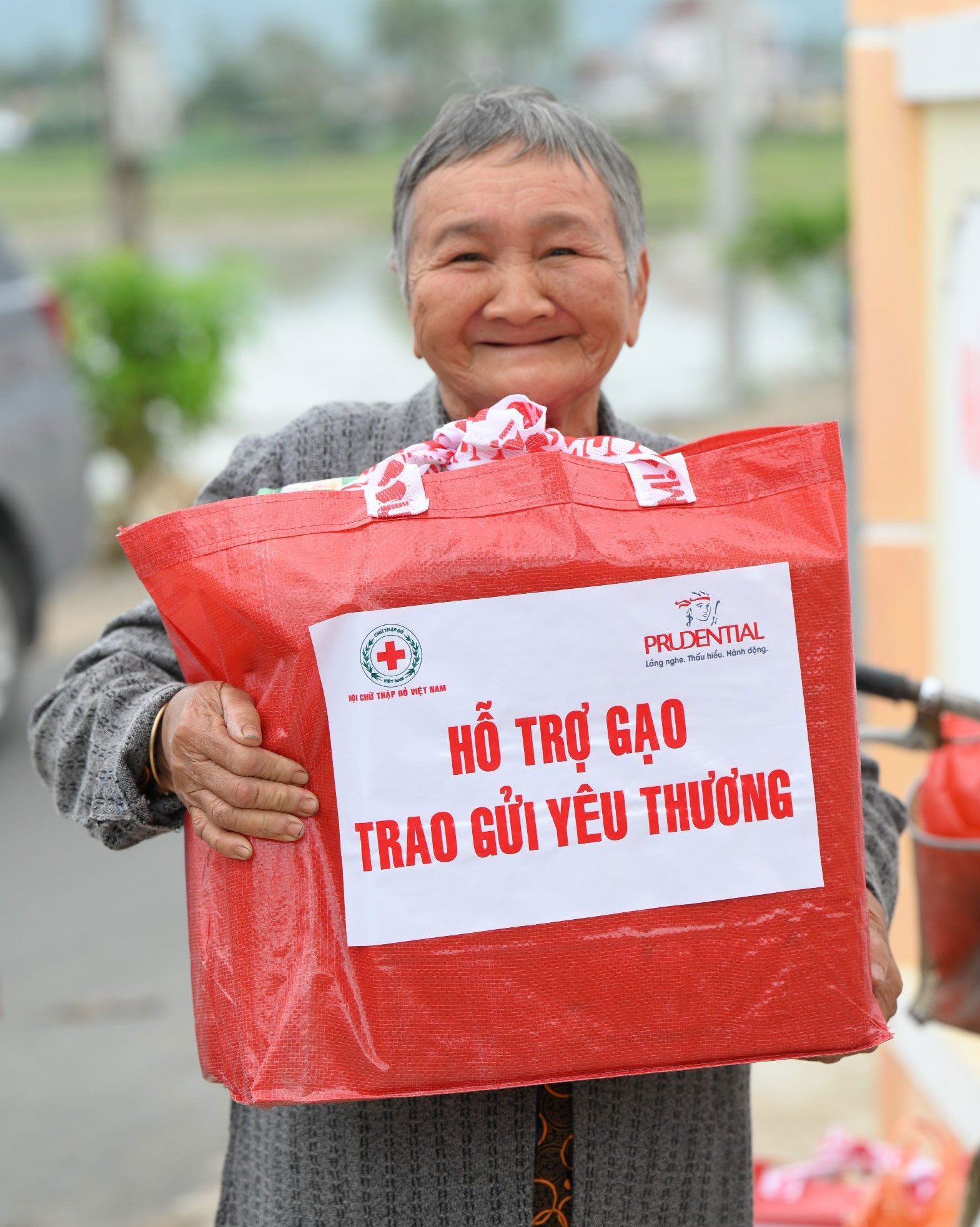 Chương trình “Hỗ trợ gạo – Trao gửi yêu thương” tặng nhu yếu phẩm cho bà con khó khăn