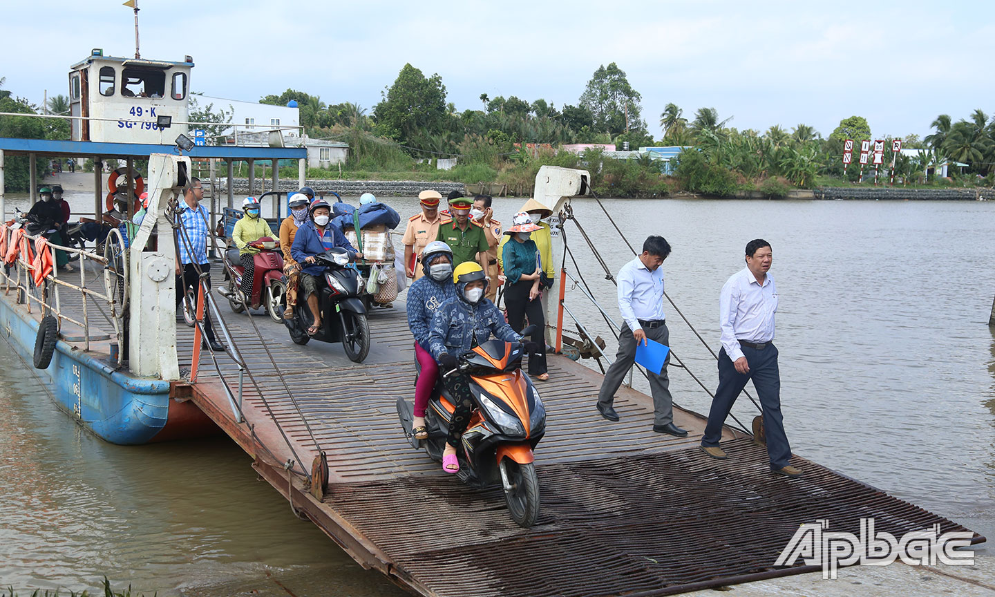 Lưc lượng chức năng kiểm tra tại bến phà Lộ Vàm xã Xuân Đông.