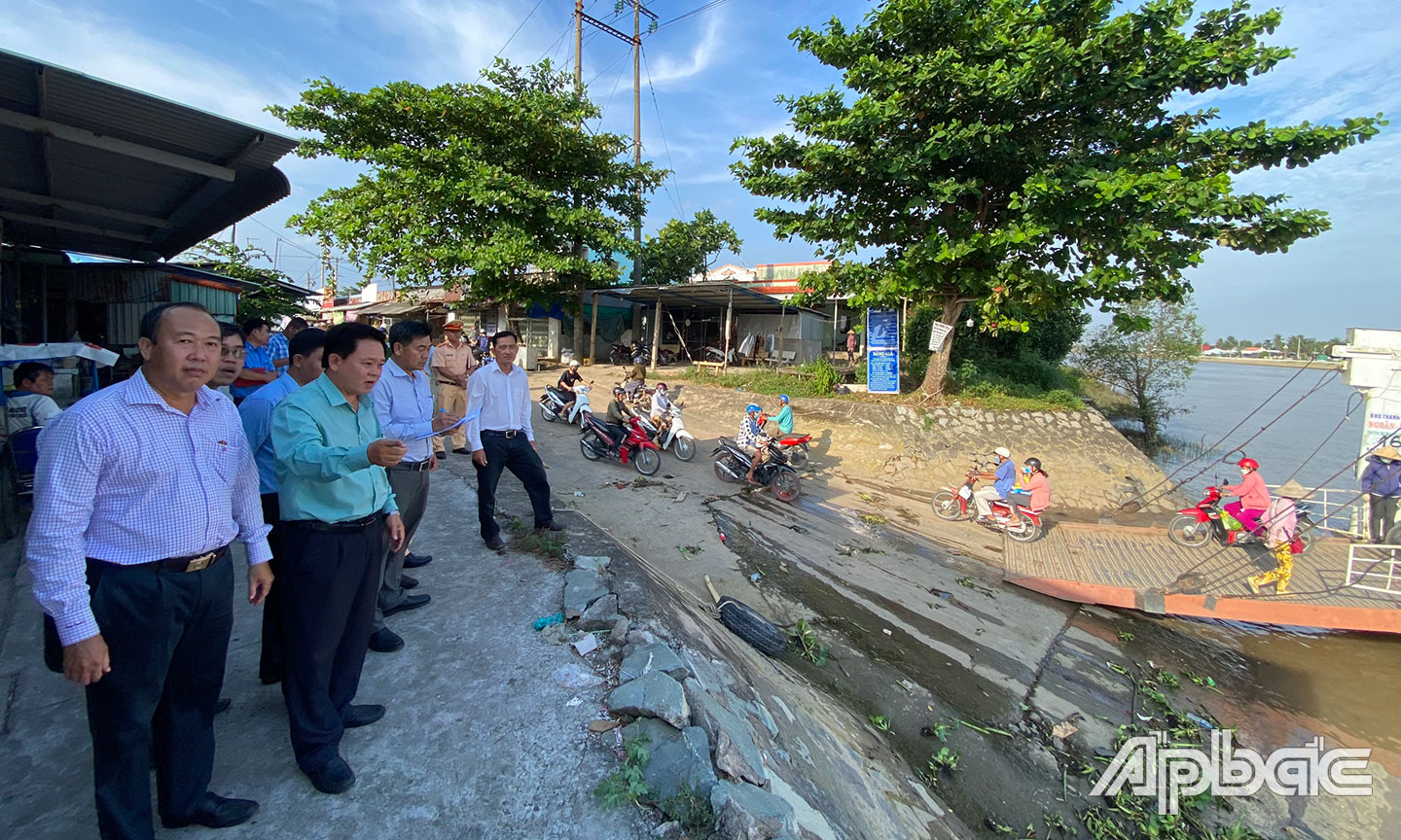 Kiểm tra tại bến đò Quơn Long.