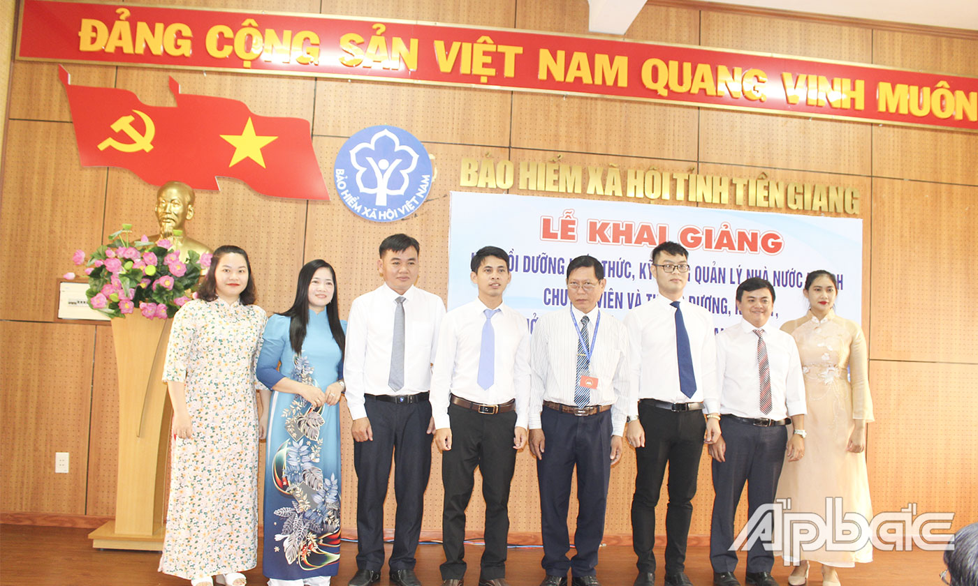 Ban cán sự và các tổ trưởng ra mắt lớp học. 