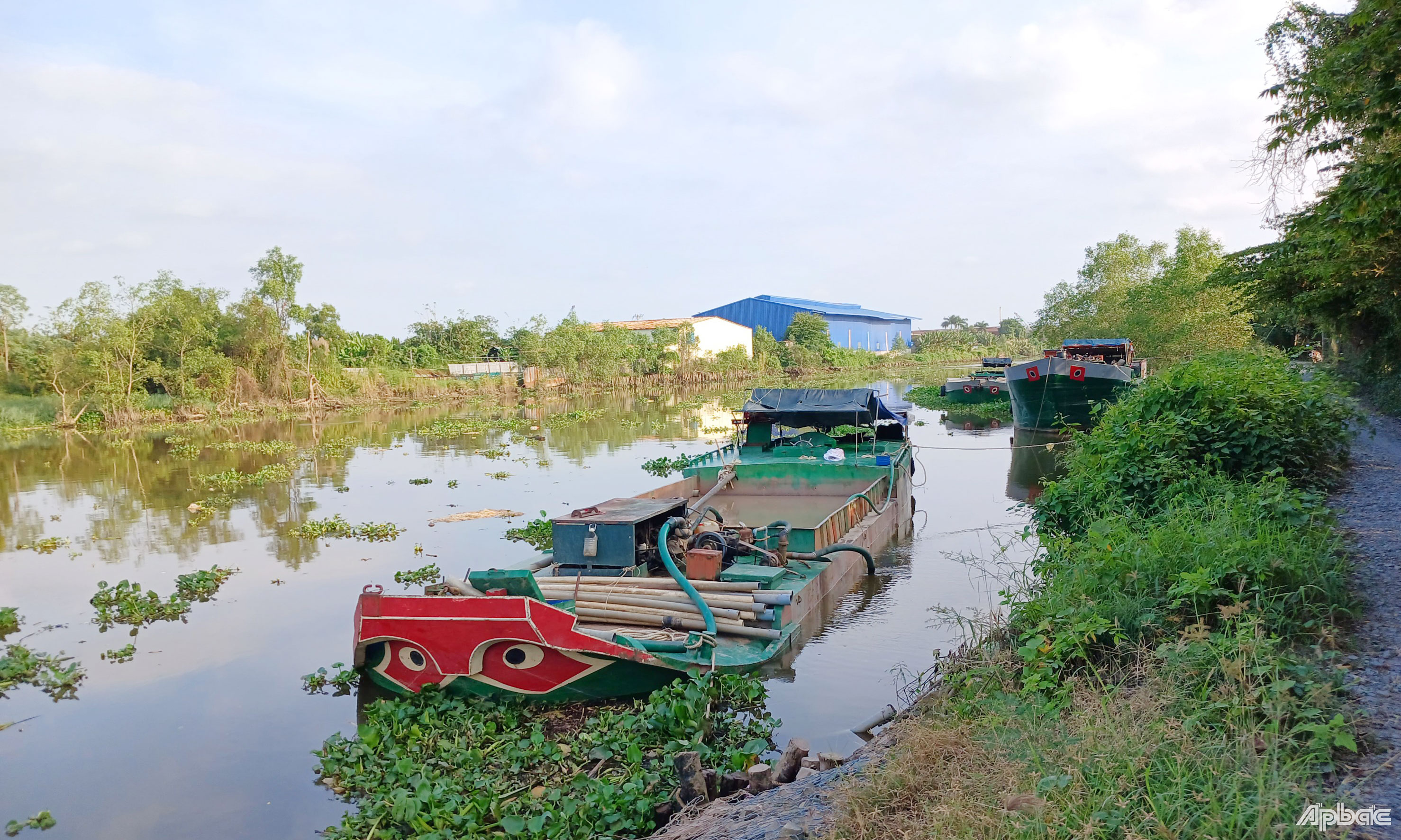 Sà lan neo đậu tại bờ kinh Nguyễn Tấn Thành hướng về từ cầu Kinh Xáng (Quốc lộ 1) về sông Tiền vào chiều 7-12.