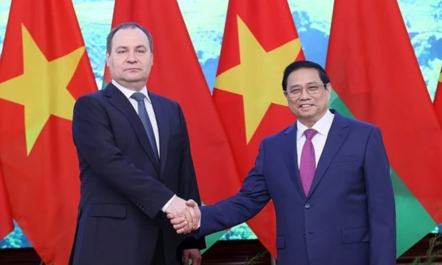 Vietnamese Prime Minister Pham Minh Chinh on December 8 morning hosts a welcome ceremony for his Belarusian counterpart Roman Golovchenko. (Photo: VNA).