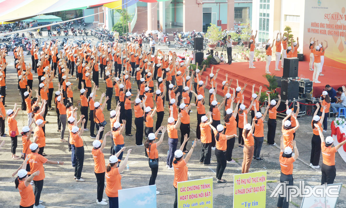 Đại biểu tham dự sự kiện “Tô cam”.