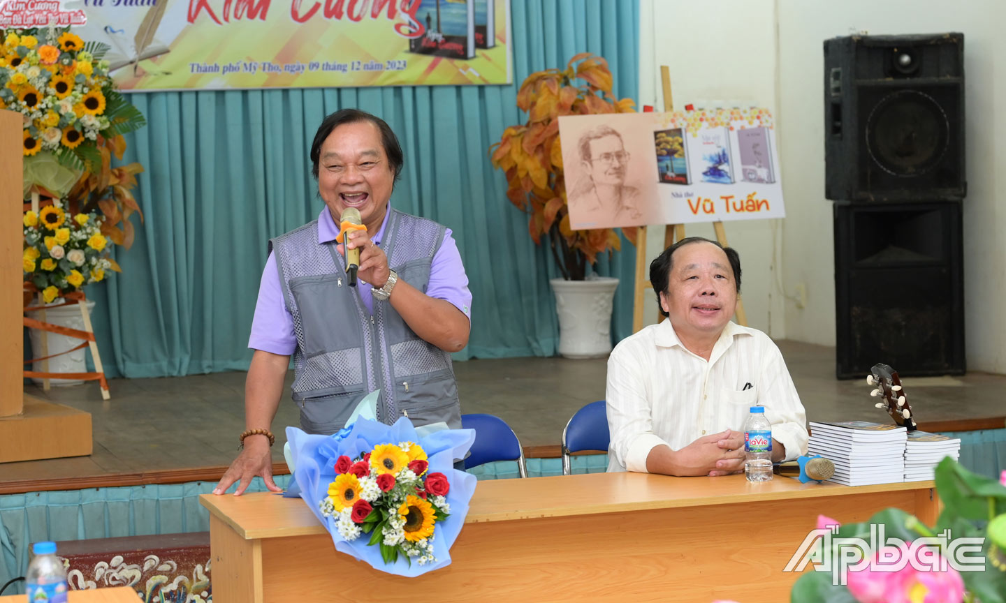 Nhà thơ Trần Ngọc Trác (người đứng), Nguyên Chủ tịch Hội Văn học Nghệ thuật tỉnh Lâm Đồng chúc mừng ra mắt tập thơ