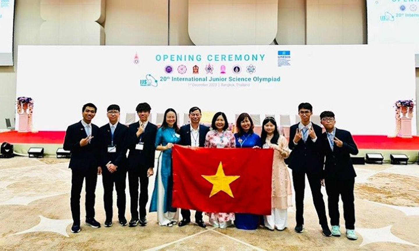 ABO/NDO- At the 20th International Junior Science Olympiad in Thailand, all six students from Hanoi won medals, including one silver medal and five bronze medals.