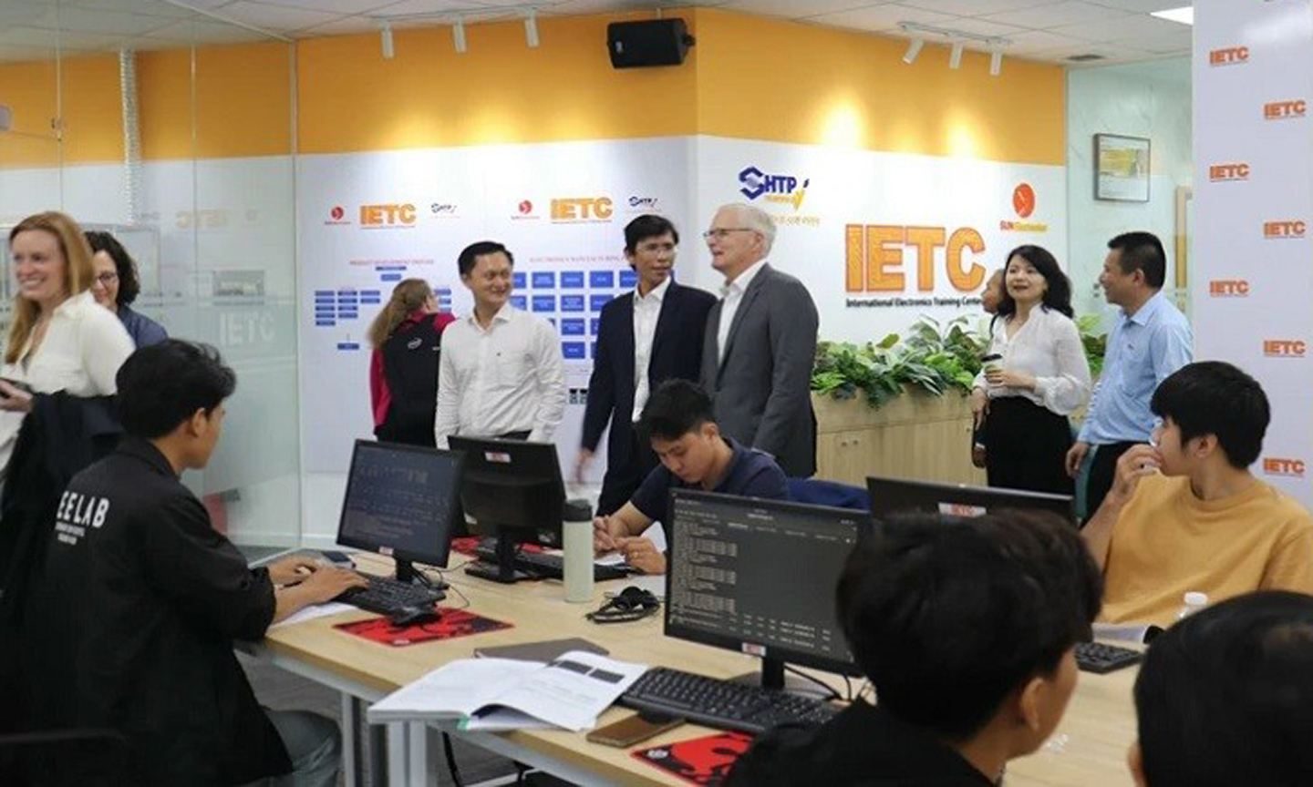 The US delegation visits the Electronics and Semiconductor Centre.