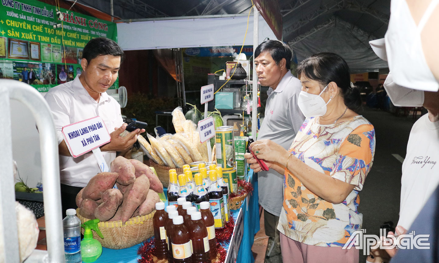 Khách hàng tham quan mua sắm tại Hội chợ Thương mại sản phẩm nông sản và OCOP tỉnh Tiền Giang năm 2023.