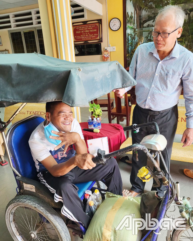 Chủ tịch Hội NNCĐDC huyện Châu Thành  Nguyễn Văn Năm thăm hỏi, tặng quà NNCĐDC  Lê Văn Mười Một ngụ xã Tân Hương.