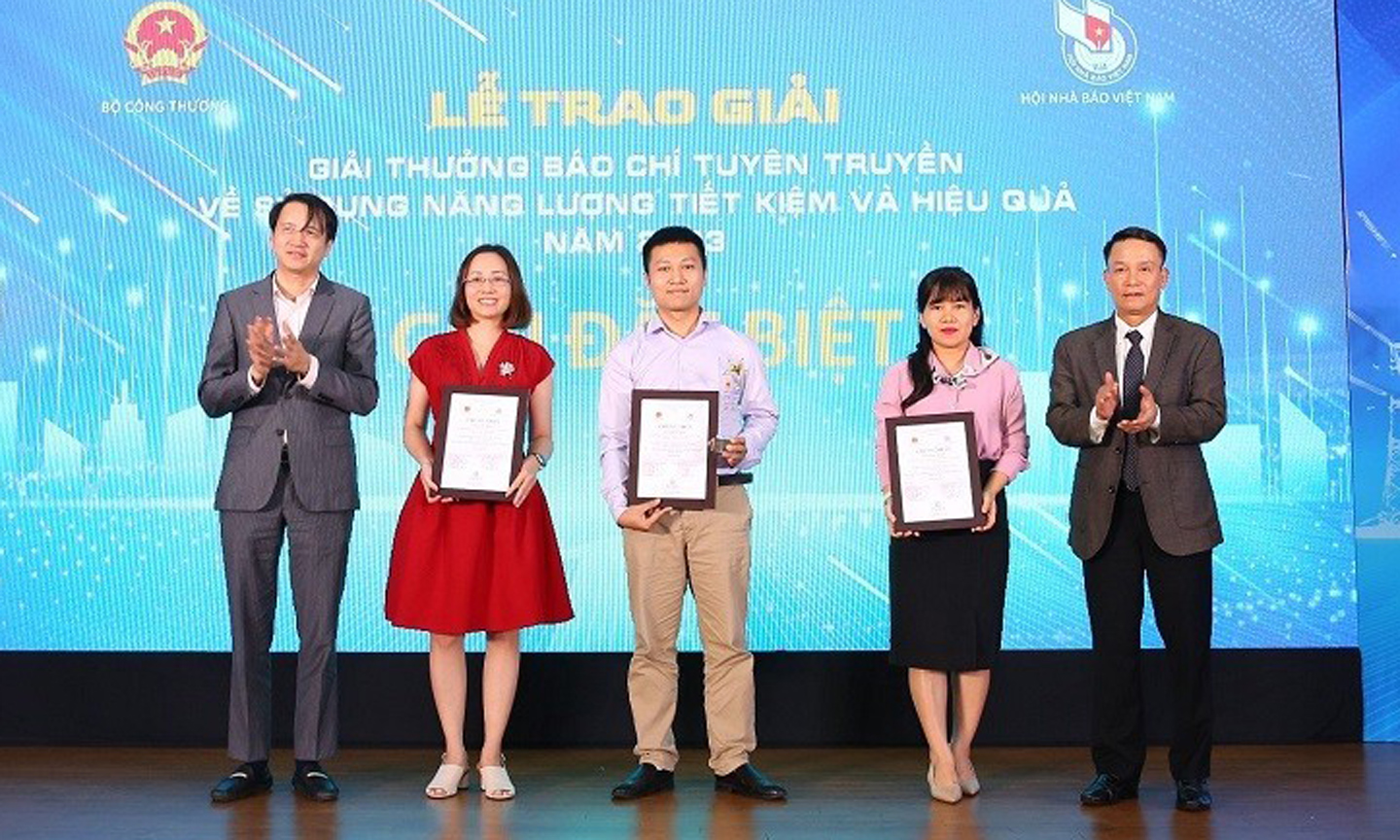 Nhan Dan Newspaper journalists win special prize of press award on economical and efficient use of energy