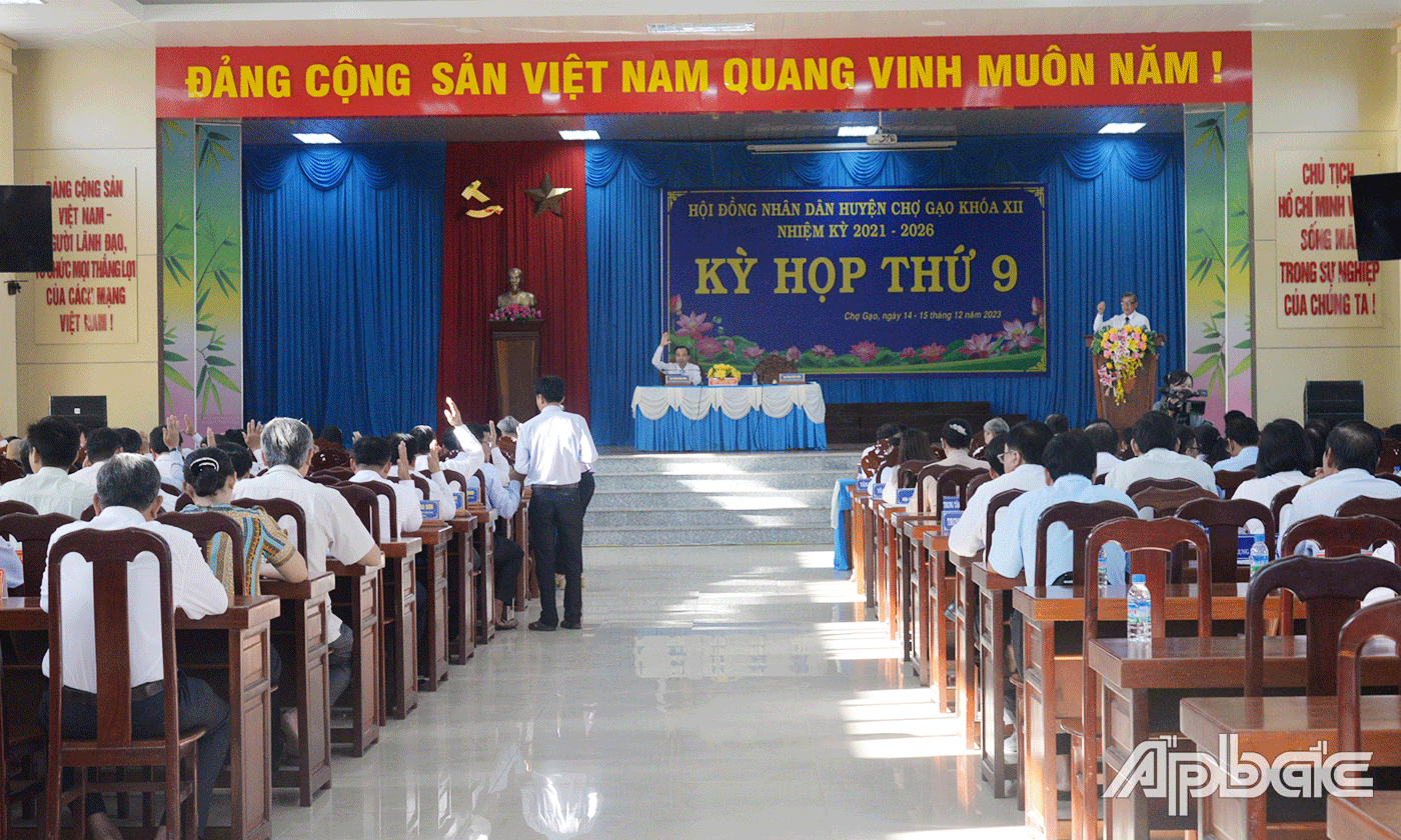 Đại biểu thông qua Chương trình kỳ họp.