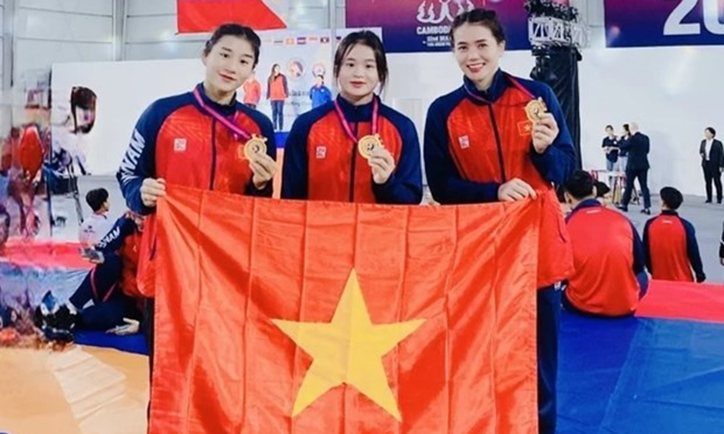 The Vietnamese team clinches the top position in the 2023 Southeast Asian Wrestling Championships which concluded in Cambodia on December 10.(Photo: VWF).