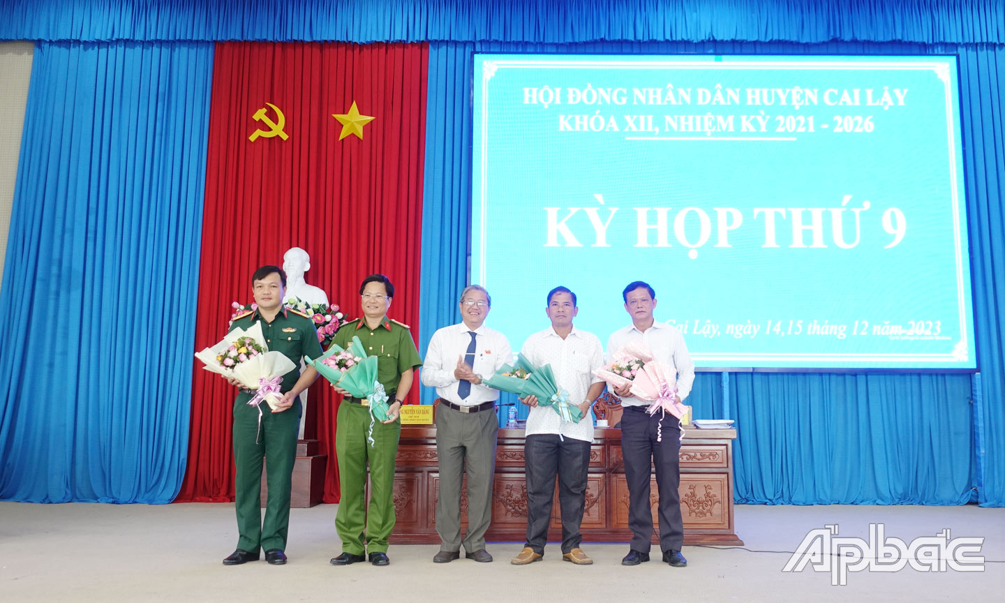 Ông Nguyễn Văn Bằng, Tỉnh ủy viên, Bí thư Huyện ủy Cai Lậy, Chủ tịch HĐND huyện Cai Lậy tặng hoa cho các ủy viên UBND huyện Cai Lậy miễn nhiệm do chuyển công tác và vừa được bầu bổ sung.