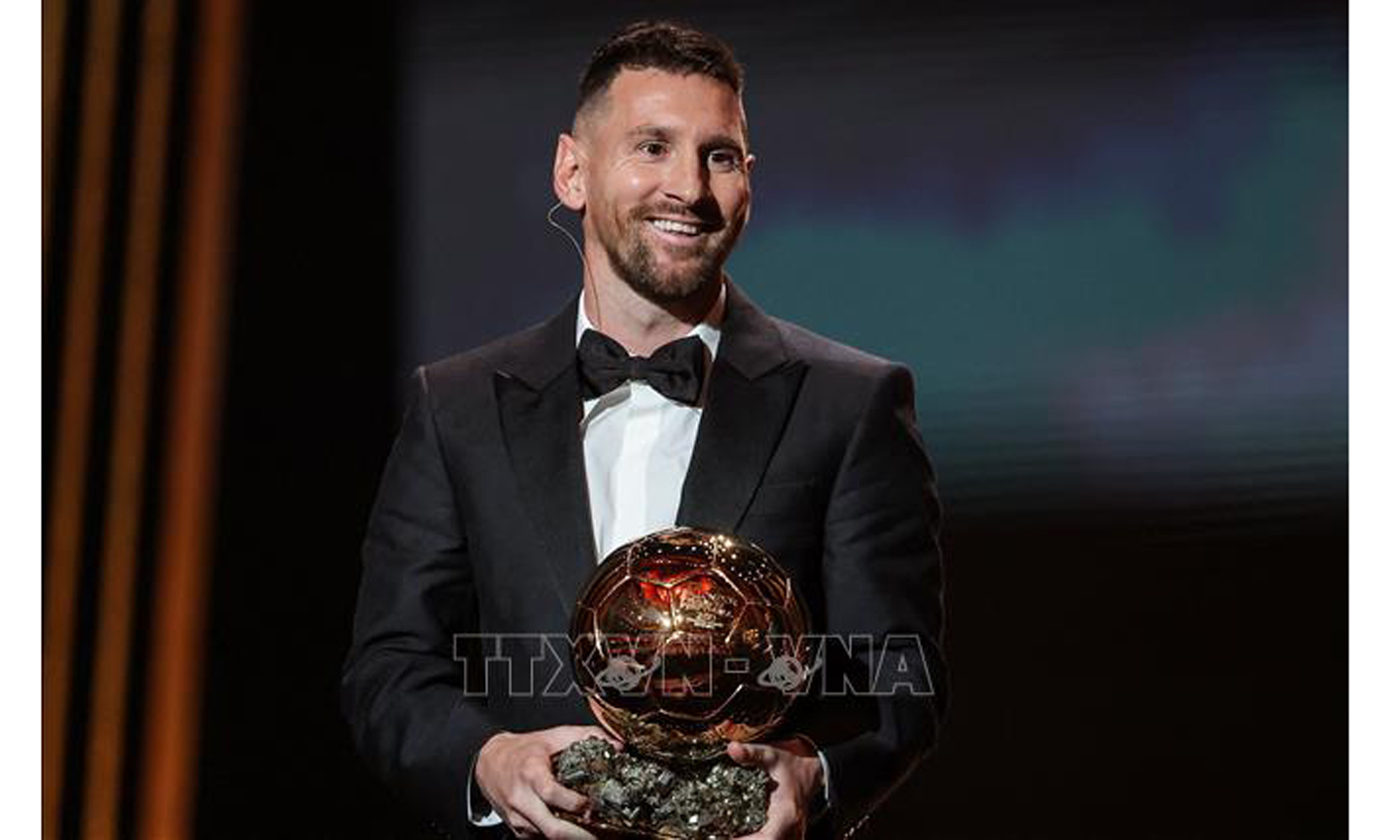 Siêu sao bóng đá người Argentina Lionel Messi được trao danh hiệu Quả bóng Vàng 2023, tại Paris, Pháp, ngày 30/10/2023. Ảnh tư liệu: AFP/TTXVN