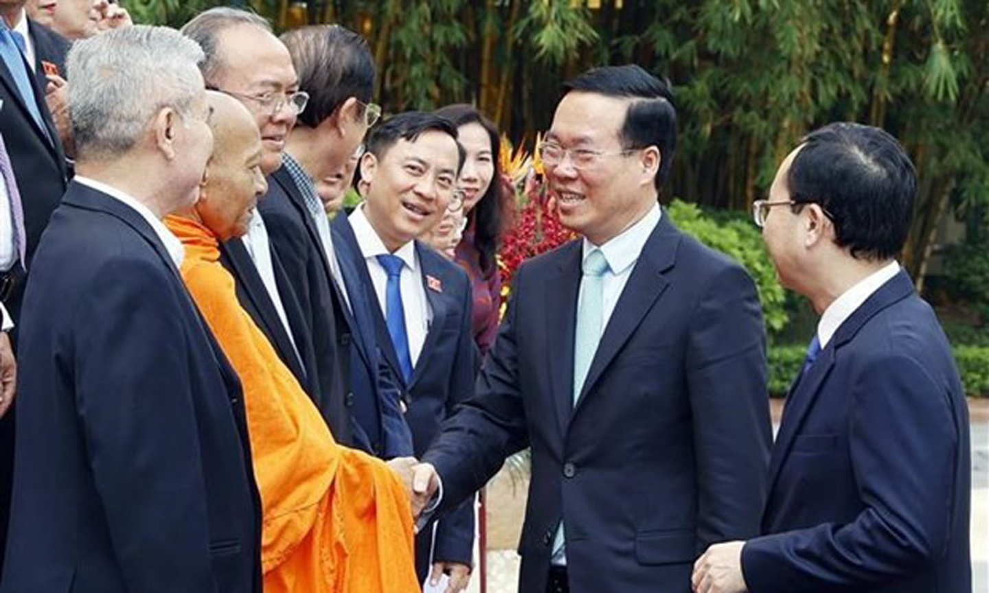 ABO/NDO- President Vo Van Thuong on December 15 received outstanding individuals of the Mekong Delta city of Can Tho, who have shown strong performance in implementing their tasks and made great contributions to the growth of the city.