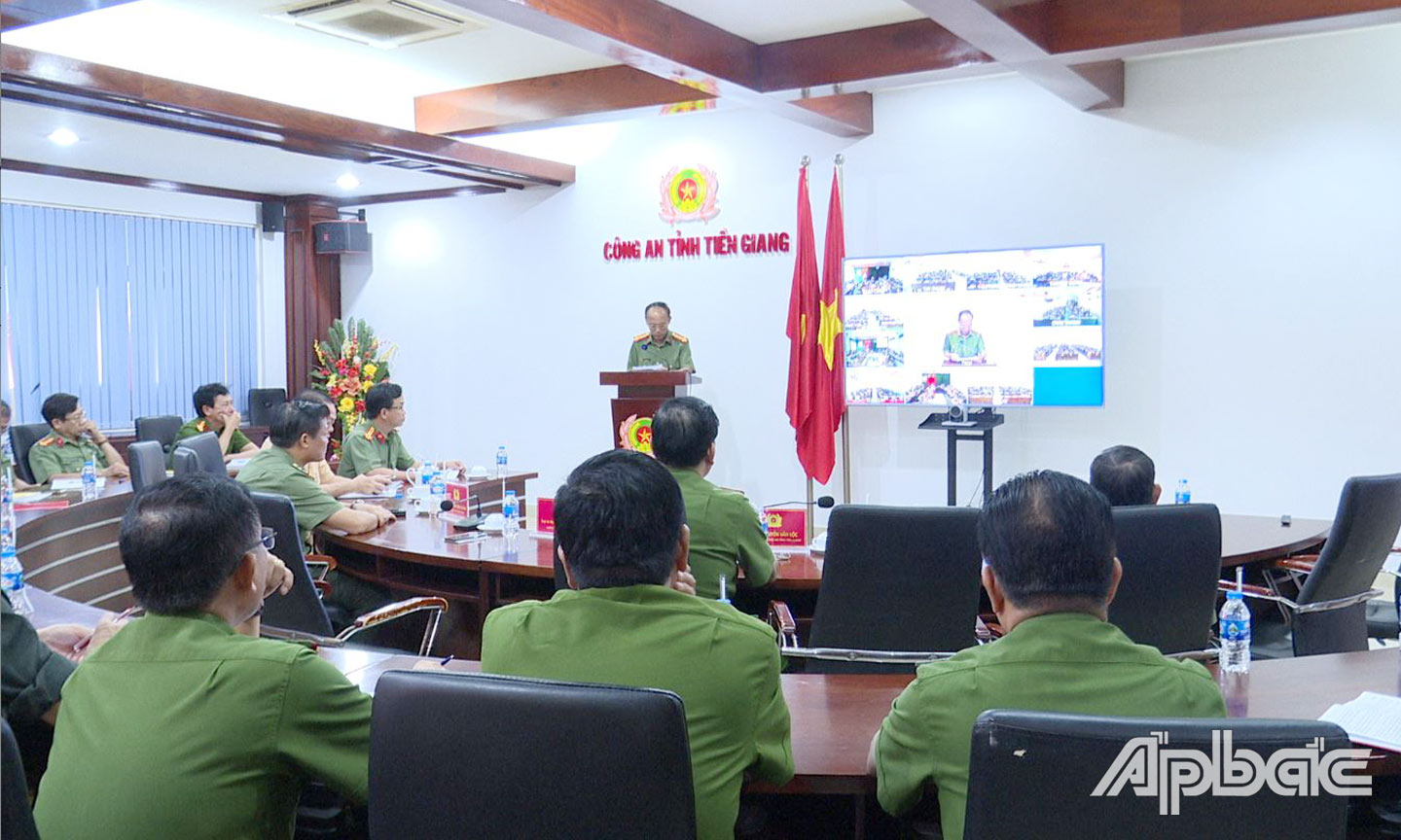 Giám đốc Công an tỉnh ra mệnh lệnh thực hiện cao điểm tấn công, trấn áp tội phạm bảo vệ an ninh, trật tự Tết 2024 trên địa bàn tỉnh Tiền Giang. Ảnh: Thanh Việt.